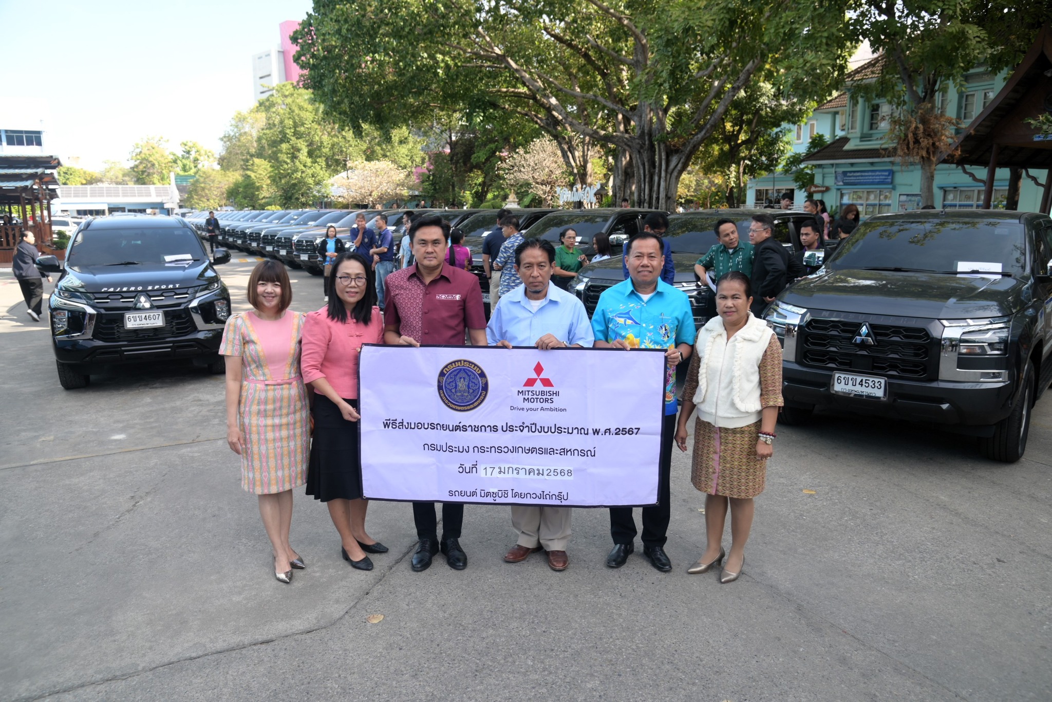 การตรวจรับและส่งมอบครุภัณฑ์ยานพาหนะและขนส่ง ณ บริเวณด้านหลังอาคารจุฬาภรณ์ กรมประมง