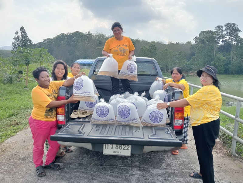 สนับสนุนพันธุ์ปลาเพื่อปล่อยลงสู่คลองห้วยไทร อ.ศรีนครินทร์ จ.พัทลุง..คลิก