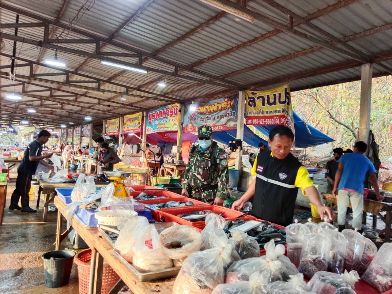ตรวจสินค้าประมงที่นำเข้า ส่งออก ทางจุดผ่านแดนถาวรบ้านเขาดิน..คลิก