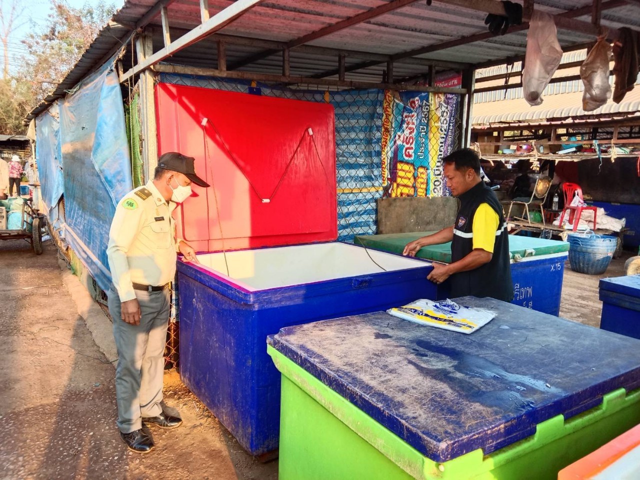 ตรวจสินค้าประมงที่นำเข้า ส่งออก ทางจุดผ่านแดนถาวรบ้านเขาดิน