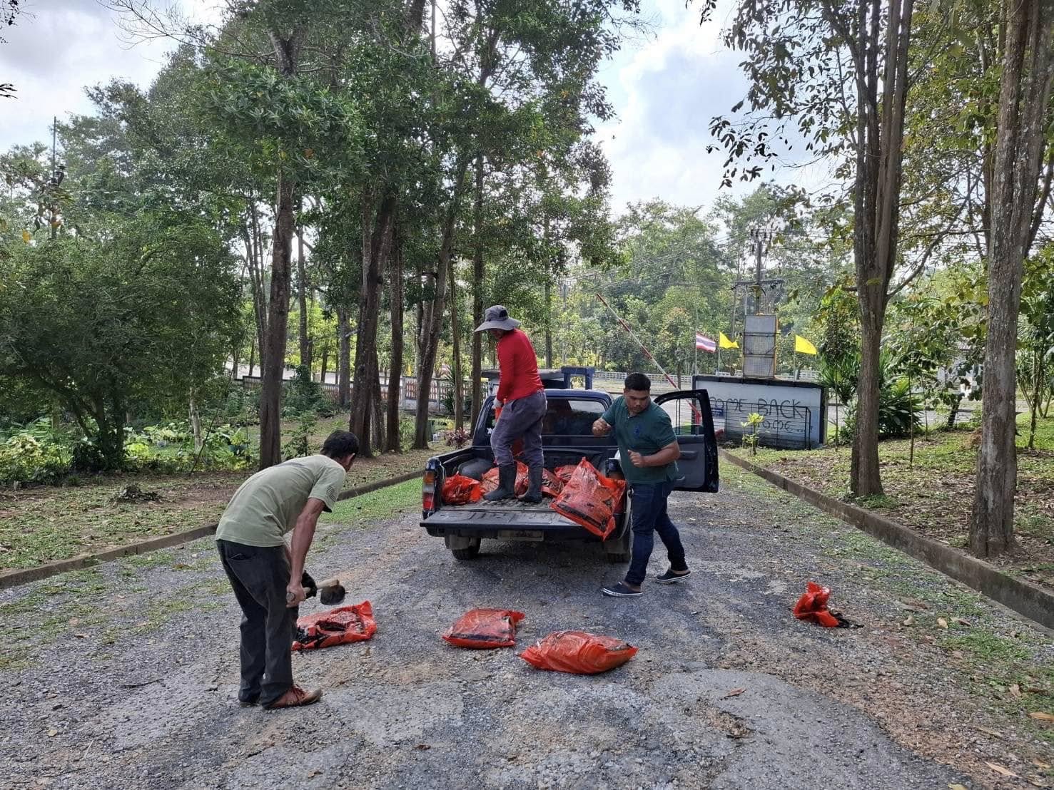 ศูนย์ป้องกันและปราบปรามประมงน้ำจืดสุราษฎร์ธานีร่วมกับเทศบาลตำบลเชี่ยวหลานปรับปรุงถนนบริเวณศูนย์ฯ..คลิก