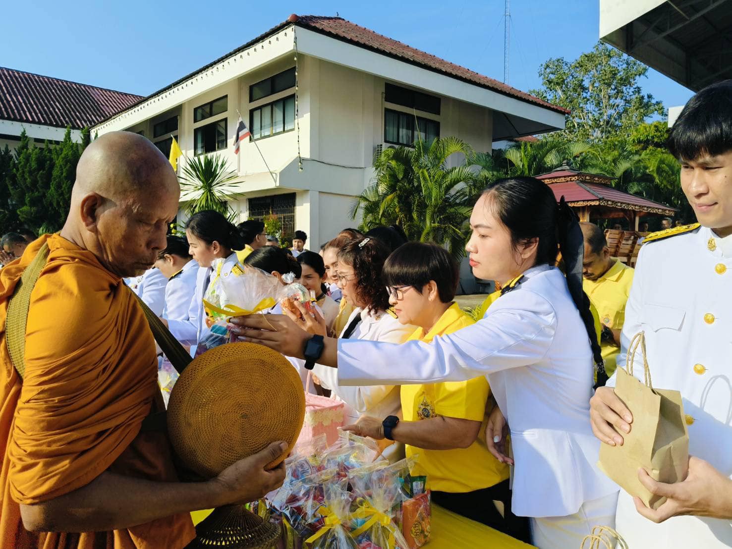 ศูนย์ป้องกันและปราบปรามประมงน้ำจืดสุราษฎร์ธานี ร่วมพิธีเจริญพระพุทธมนต์และทำบุญตักบาตรถวายพระราชกุศลเฉลิมพระเกียรติพระบาทสมเด็จพระเจ้าอยู่หัว เนื่องในโอกาสพระราชพิธีสมมงคลพระชนมายุเท่าพระบาทสมเด็จพระพุทธยอดฟ้าจุฬาโลกมหาราชสมเด็จพระปฐมบรมกษัตริยาธิราชแห่งราชวงศ์จักรี พุทธศักราช 2568..คลิก