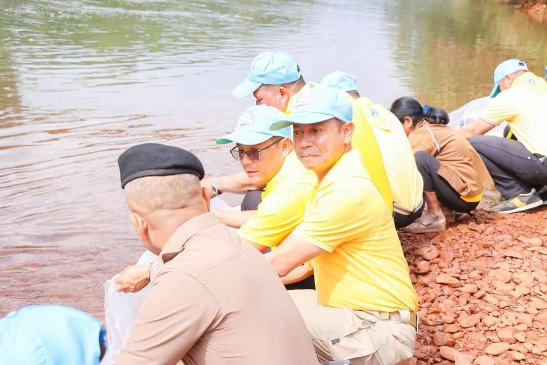 ศูนย์ป้องกันและปราบปรามประมงน้ำจืดสุราษฎร์ธานีร่วมกิจกรรมจิตอาสาปล่อยพันธุ์สัตว์น้ำเพิ่มผลผลิตสัตว์น้ำมูลค่าสูงในแหล่งน้ำธรรมชาติลุ่มน้ำตาปี