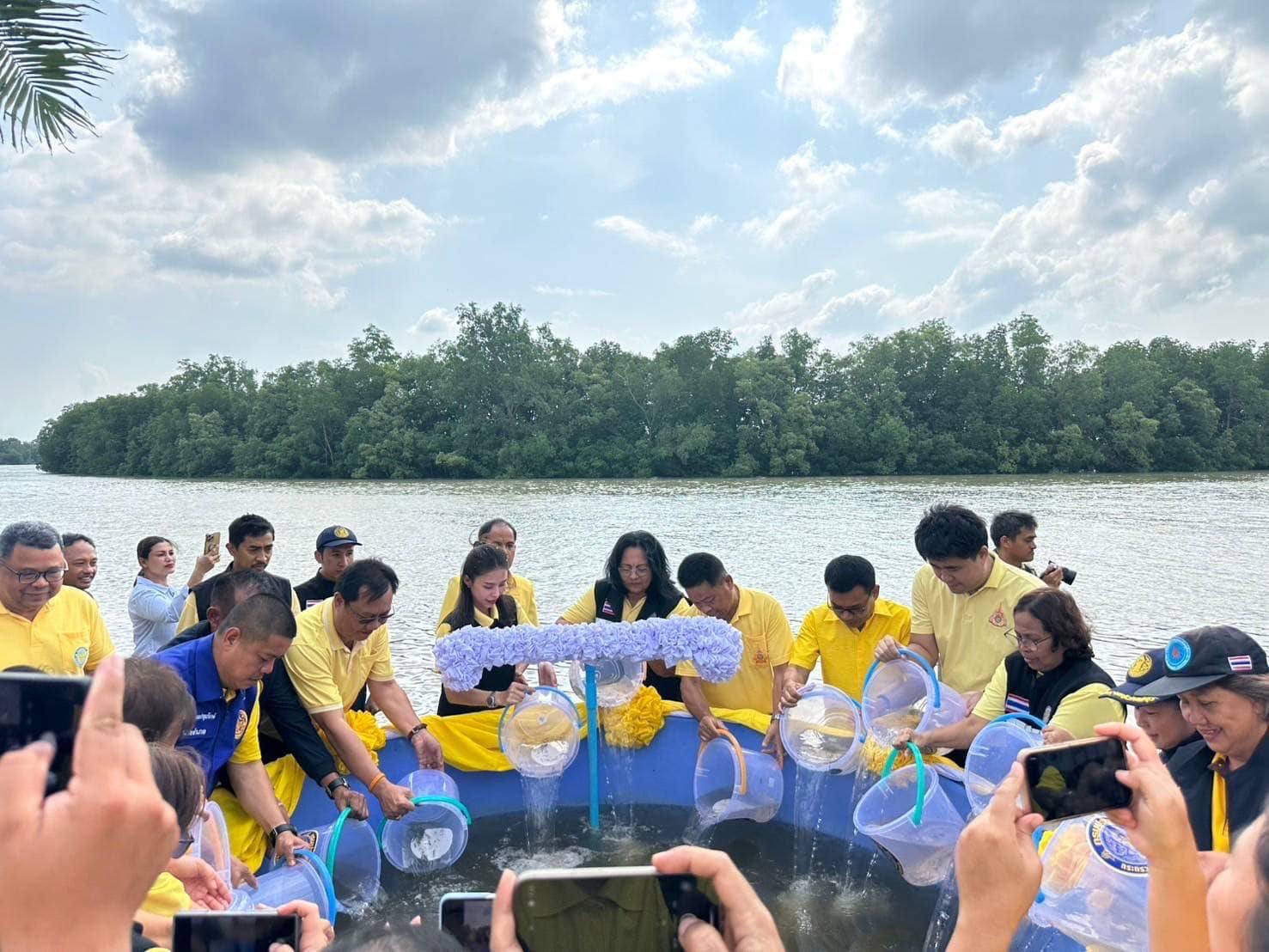 ศูนย์ป้องกันและปราบปรามประมงน้ำจืดสุราษฎร์ธานี ร่วมกิจกรรมปล่อยพันธุ์สัตว์น้ำโครงการ เพิ่มผลผลิตสัตว์น้ำมูลค่าสูงในแหล่งน้ำธรรมชาติ ลุ่มน้ำตาปี อ่าวบ้านดอน ครั้งที่ 3