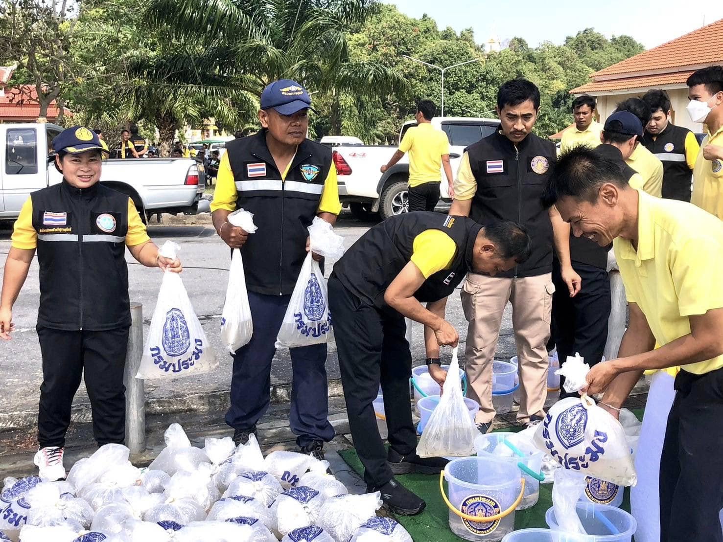 ศูนย์ป้องกันและปราบปรามประมงน้ำจืดสุราษฎร์ธานี ร่วมกิจกรรมปล่อยพันธุ์สัตว์น้ำโครงการ เพิ่มผลผลิตสัตว์น้ำมูลค่าสูงในแหล่งน้ำธรรมชาติ ลุ่มน้ำตาปี อ่าวบ้านดอน ครั้งที่ 3