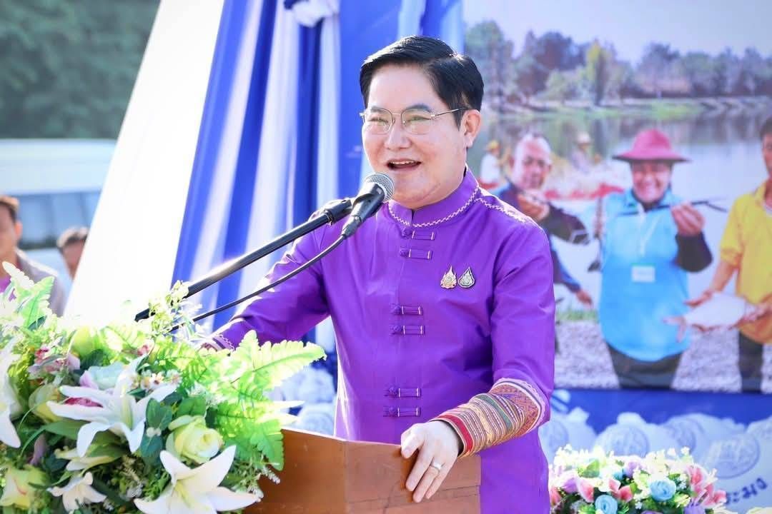 “อัครา” นำทีมขับเคลื่อนเพิ่มผลผลิตสัตว์น้ำจืดในแหล่งน้ำชุมชนกว่า 6,000 ตัน มูลค่า 450 ล้านบาท และแก้ปัญหาฝุ่น PM2.5 ในพื้นที่ โดยนำร่องปล่อยกุ้งก้ามกราม และสัตว์น้ำจืดเศรษฐกิจ ลงอ่างแฝด อ.ดอยหล่อ จ.เชียงใหม่ และเลี้ยงด้วยฟางข้าวอาหารสัตว์น้ำธรรมชาติ หวังเพิ่มผลผลิต ในแหล่งน้ำชุมชน เพิ่มรายได้ ลดค่าครองชีพ ลดการเผา ลดมลพิษ ตามนโยบายกระทรวงเกษตรฯ