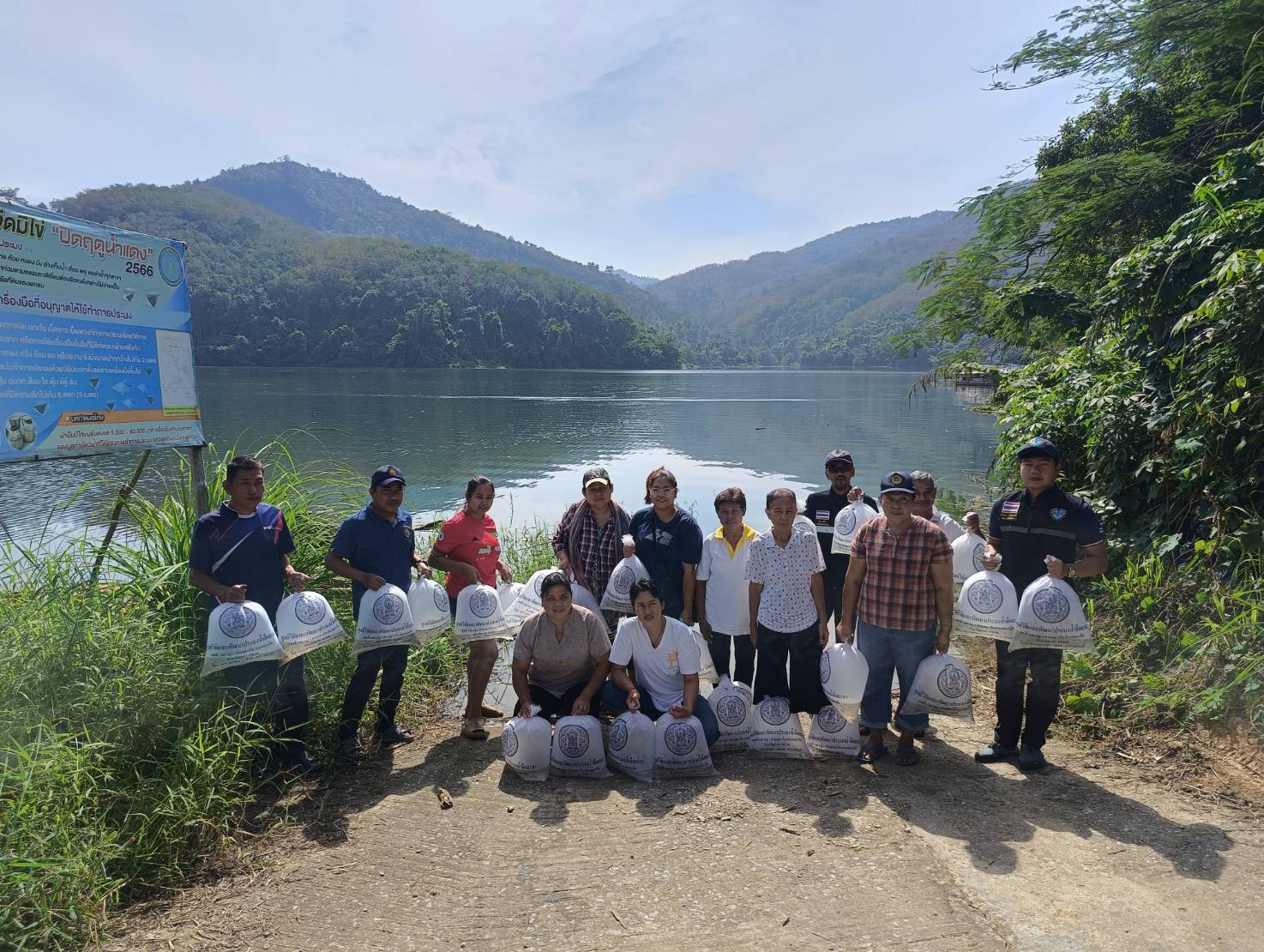 ภาพกิจกรรมลงพื้นที่เพื่อดำเนินกิจกรรมจิตอาสาพัฒนาชุมชนประมงฯ ร่วมกับกลุ่มเครือข่ายเฝ้าระวังการประมงบ้านตาพะเยา ปล่อยพันธุ์สัตว์น้ำจืด (ปลากินพืช) จำนวน 15,000 ตัว