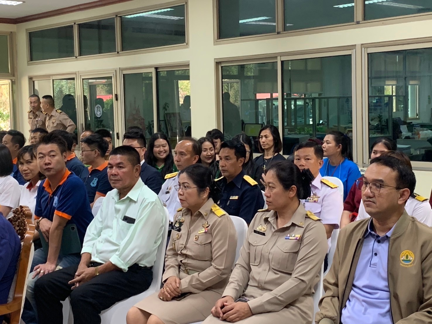 เข้าร่วมพิธีส่งมอบปลากะตักแห้ง ปลาทูเค็ม และอาหารทะเลที่มีสารไอโอดีนให้กับผู้แทนกองทัพเรือ