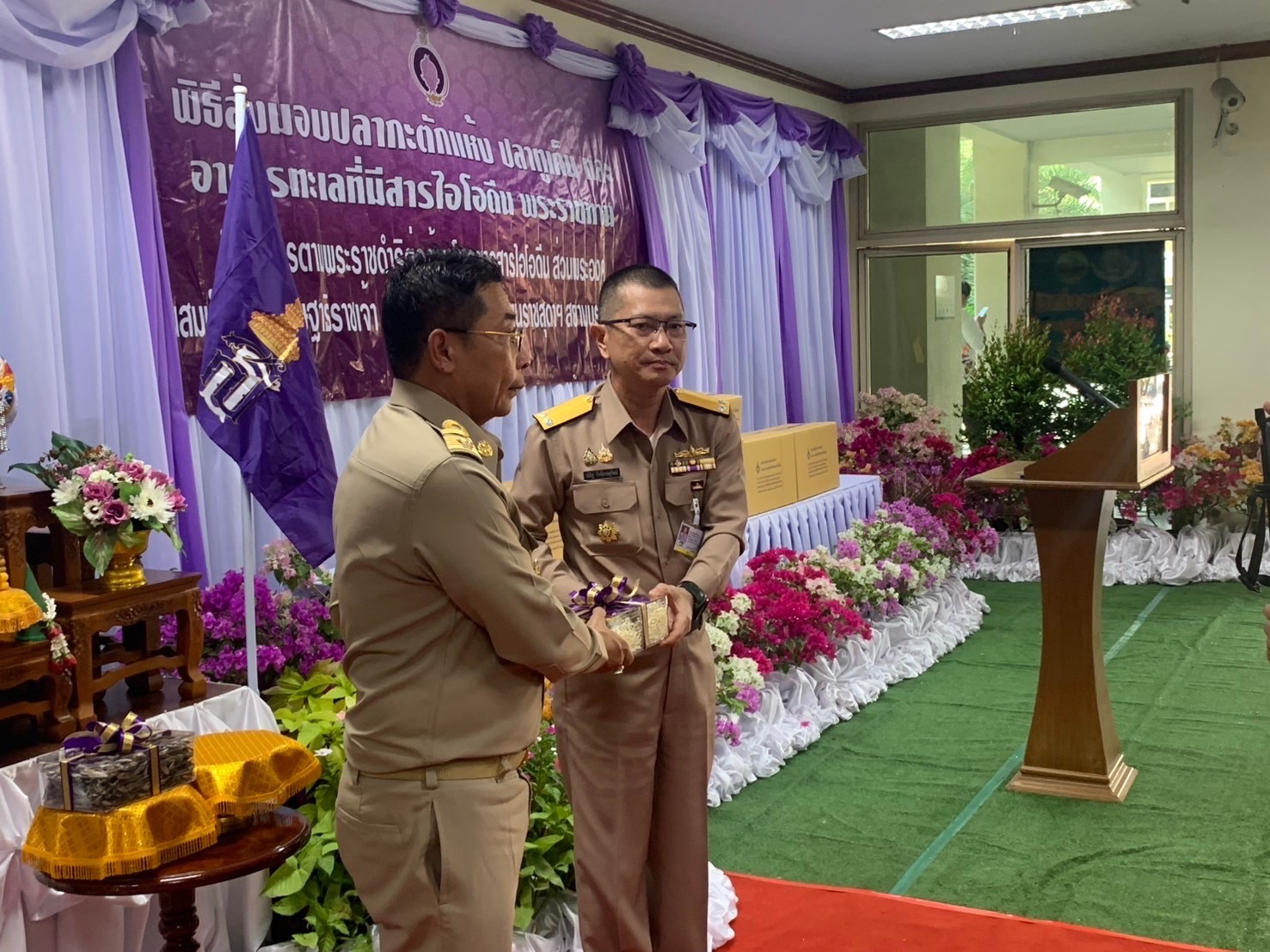 เข้าร่วมพิธีส่งมอบปลากะตักแห้ง ปลาทูเค็ม และอาหารทะเลที่มีสารไอโอดีนให้กับผู้แทนกองทัพเรือ