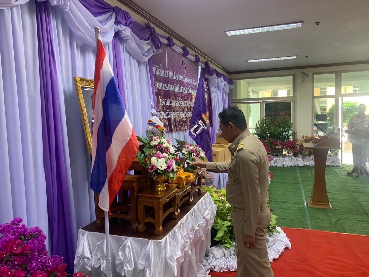 เข้าร่วมพิธีส่งมอบปลากะตักแห้ง ปลาทูเค็ม และอาหารทะเลที่มีสารไอโอดีนให้กับผู้แทนกองทัพเรือ