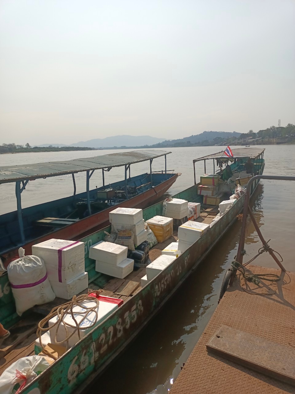 เจ้าหน้าที่ศูนย์บริหารจัดการด่านตรวจประมงเขต 1 (เชียงราย) ตรวจสอบสินค้าประมงส่งออกไปยังสาธารณรัฐประชาธิปไตยประชาชนลาว ผ่านทางด่านพรมแดนอำเภอเชียงแสน..คลิก