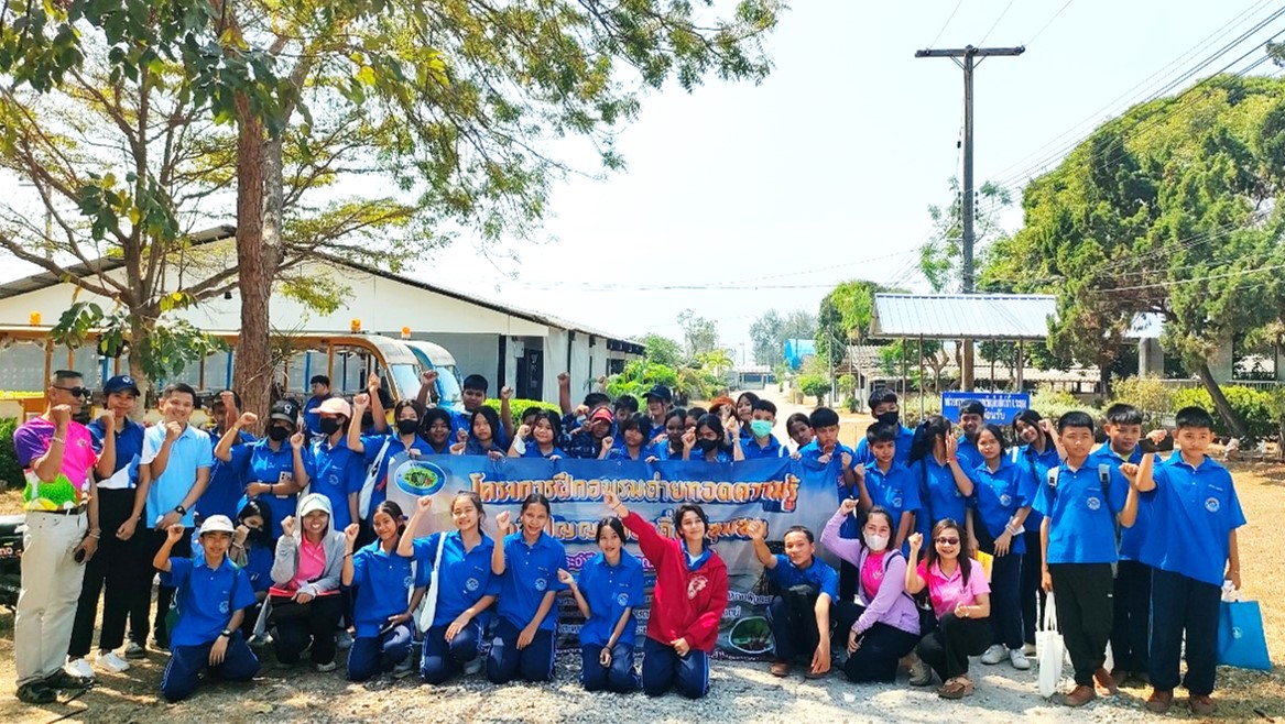 นางนันทวัน  ศานติสาธิตกุล ผู้อำนวยการศูนย์วิจัยและพัฒนาการเพาะเลี้ยงสัตว์น้ำชายฝั่งระยอง มอบหมายให้ นางสาวขวัญจิรา  ชุ่มชื่น นักวิชาการประมงปฏิบัติการ และนายฉัตรชัย  เนื่องศรี นักวิชาการประมงปฏิบัติการ พร้อมด้วยเจ้าหน้าที่ศูนย์ฯ ให้การต้อนรับคณะเจ้าหน้าที่จากองค์การบริหารส่วนตำบลตะพง นำผู้เข้าร่วมโครงการฝึกอบรมถ่ายทอดความรู้ ภูมิปัญญาท้องถิ่นสู่ชมชุม ประจำปีงบประมาณ 2568 เข้าเยี่ยมชมศูนย์ฯ