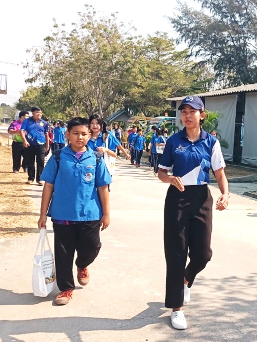 นางนันทวัน  ศานติสาธิตกุล ผู้อำนวยการศูนย์วิจัยและพัฒนาการเพาะเลี้ยงสัตว์น้ำชายฝั่งระยอง มอบหมายให้ นางสาวขวัญจิรา  ชุ่มชื่น นักวิชาการประมงปฏิบัติการ และนายฉัตรชัย  เนื่องศรี นักวิชาการประมงปฏิบัติการ พร้อมด้วยเจ้าหน้าที่ศูนย์ฯ ให้การต้อนรับคณะเจ้าหน้าที่จากองค์การบริหารส่วนตำบลตะพง นำผู้เข้าร่วมโครงการฝึกอบรมถ่ายทอดความรู้ ภูมิปัญญาท้องถิ่นสู่ชมชุม ประจำปีงบประมาณ 2568 เข้าเยี่ยมชมศูนย์ฯ