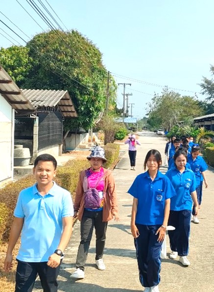 นางนันทวัน  ศานติสาธิตกุล ผู้อำนวยการศูนย์วิจัยและพัฒนาการเพาะเลี้ยงสัตว์น้ำชายฝั่งระยอง มอบหมายให้ นางสาวขวัญจิรา  ชุ่มชื่น นักวิชาการประมงปฏิบัติการ และนายฉัตรชัย  เนื่องศรี นักวิชาการประมงปฏิบัติการ พร้อมด้วยเจ้าหน้าที่ศูนย์ฯ ให้การต้อนรับคณะเจ้าหน้าที่จากองค์การบริหารส่วนตำบลตะพง นำผู้เข้าร่วมโครงการฝึกอบรมถ่ายทอดความรู้ ภูมิปัญญาท้องถิ่นสู่ชมชุม ประจำปีงบประมาณ 2568 เข้าเยี่ยมชมศูนย์ฯ