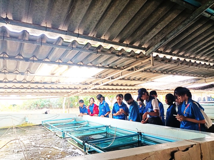 นางนันทวัน  ศานติสาธิตกุล ผู้อำนวยการศูนย์วิจัยและพัฒนาการเพาะเลี้ยงสัตว์น้ำชายฝั่งระยอง มอบหมายให้ นางสาวขวัญจิรา  ชุ่มชื่น นักวิชาการประมงปฏิบัติการ และนายฉัตรชัย  เนื่องศรี นักวิชาการประมงปฏิบัติการ พร้อมด้วยเจ้าหน้าที่ศูนย์ฯ ให้การต้อนรับคณะเจ้าหน้าที่จากองค์การบริหารส่วนตำบลตะพง นำผู้เข้าร่วมโครงการฝึกอบรมถ่ายทอดความรู้ ภูมิปัญญาท้องถิ่นสู่ชมชุม ประจำปีงบประมาณ 2568 เข้าเยี่ยมชมศูนย์ฯ