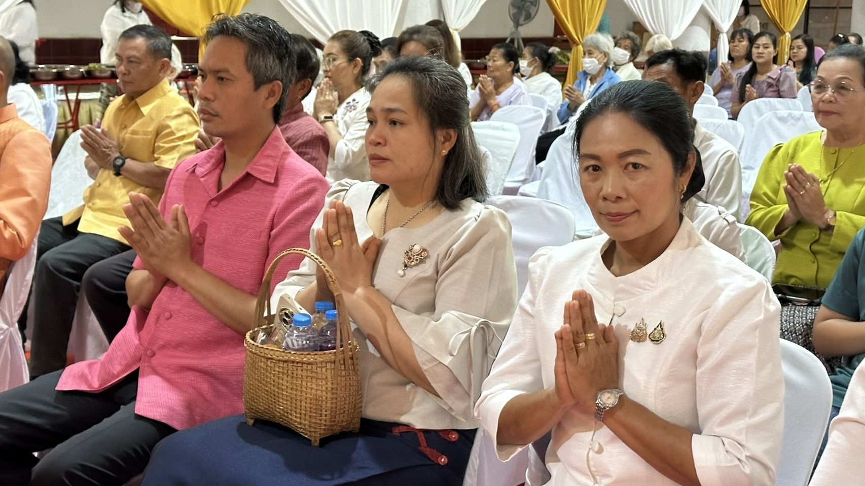 ประมงอำเภอวารินชำราบ ร่วมกิจกรรมตักบาตรถนนสายวัฒนธรรม นำสู่ทาน ศีล ภาวนา และการสงเคราะห์ นายอำเภอพาเข้าวัดแต่งผ้าไทยใส่บาตรทุกวันธรรมสวนะ ครั้งที่ ๒..คลิก