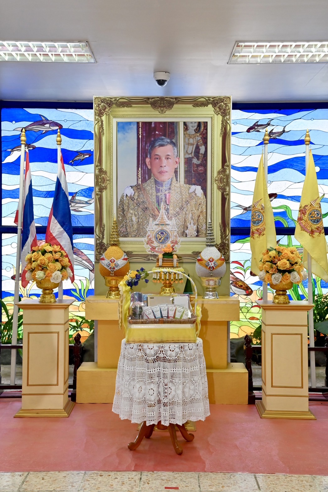พระบาทสมเด็จพระเจ้าอยู่หัว ทรงพระกรุณาโปรดเกล้าฯ ให้เชิญพระราชกระแสทรงขอบใจ และพระราชทานตะกร้าของขวัญพระราชทานไปมอบแก่กรมประมง..คลิก