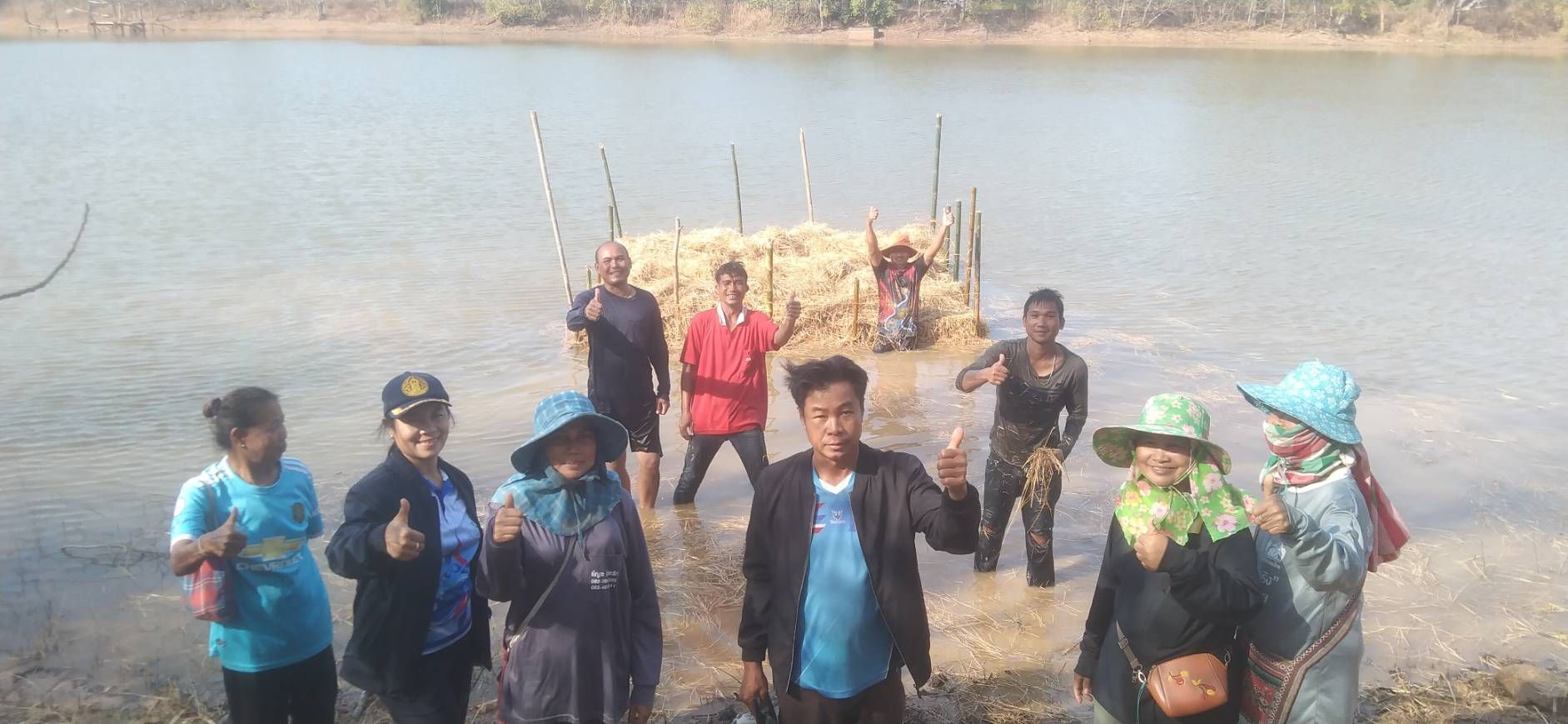 ฟางมา  ปลาโต ประมงอำเภอวารินชำราบ ร่วมกันจัดเตรียมความพร้อมของแหล่งน้ำ ด้วยการทำฟางหมักเพื่อสร้างอาหารธรรมชาติในแหล่งน้ำ ก่อนปล่อยพันธุ์สัตว์น้ำ
