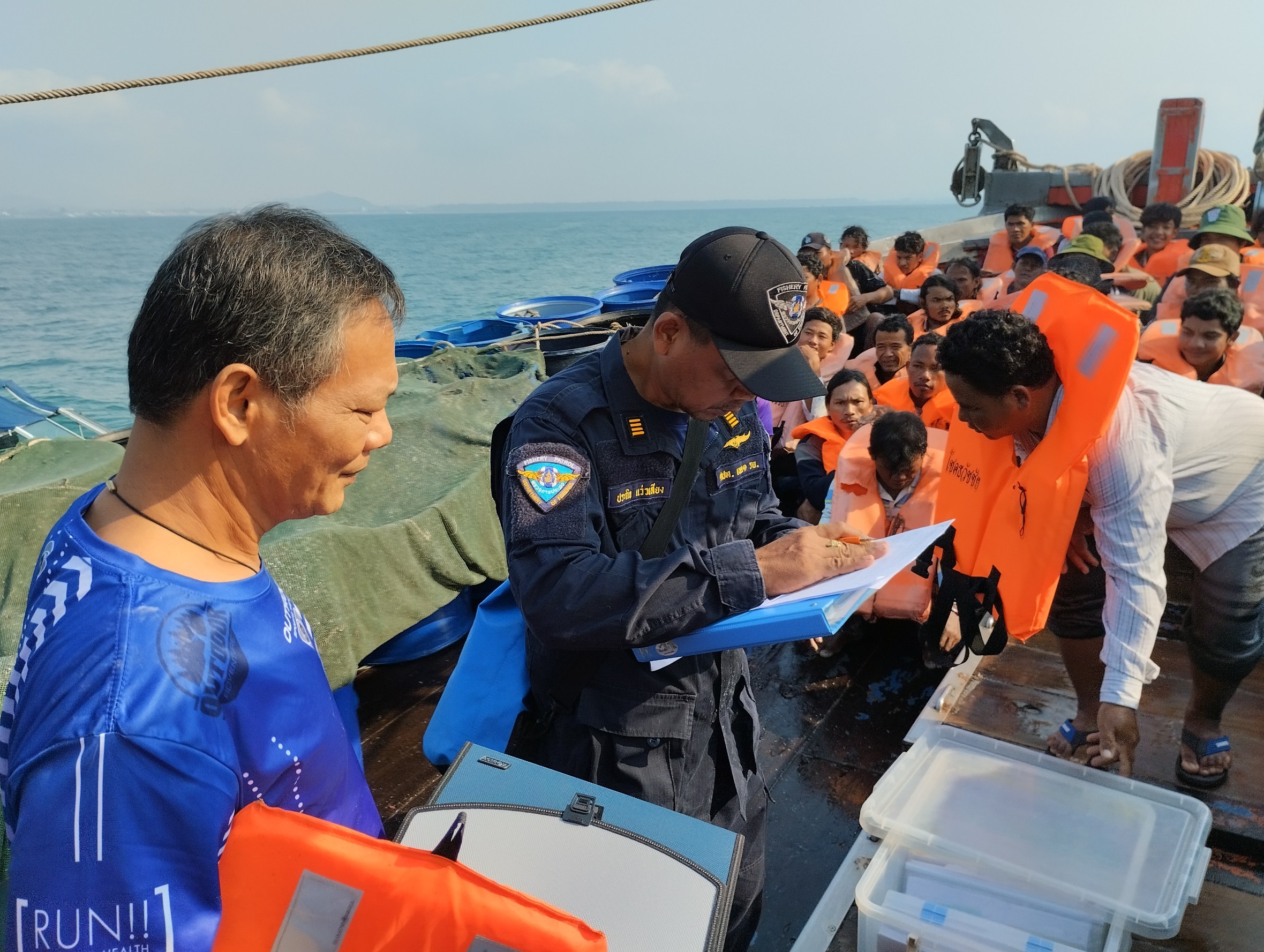 ออกปฏิบัติงานสนับสนุนการตรวจสอบเรือประมงที่มีพฤติกรรมเสี่ยงทำประมงผิดกฎหมายในเขตทะเลชายฝั่ง พื้นที่รับผิดชอบของ ศรชล.ภาค 1 ต.บ้านเพ - เกาะเสม็ด
