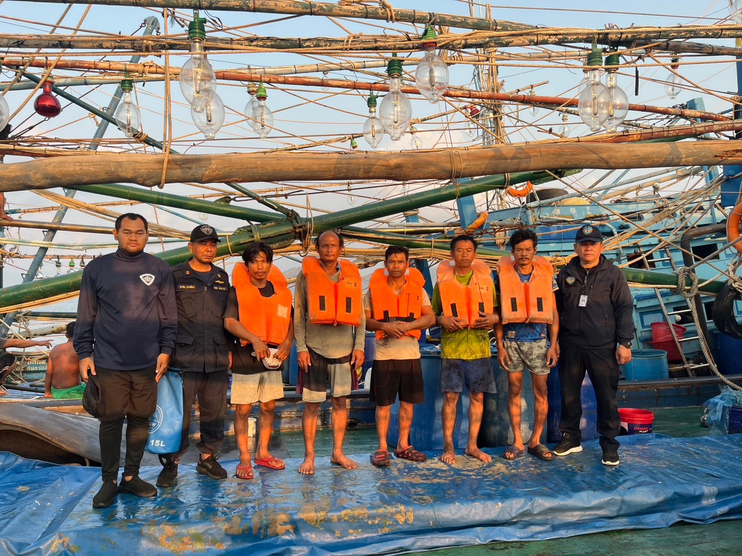 ออกปฏิบัติงานสนับสนุนการตรวจสอบเรือประมงที่มีพฤติกรรมเสี่ยงทำประมงผิดกฎหมายในเขตทะเลชายฝั่ง พื้นที่รับผิดชอบของ ศรชล.ภาค 1 ต.บ้านเพ - เกาะเสม็ด..คลิก