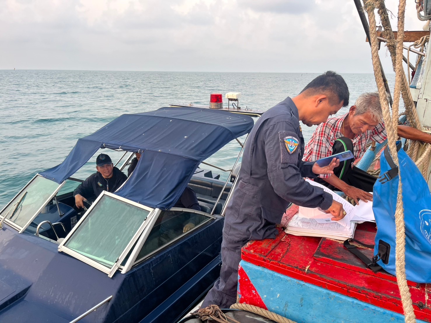 ออกปฏิบัติงานสนับสนุนการตรวจสอบเรือประมงที่มีพฤติกรรมเสี่ยงทำประมงผิดกฎหมายในเขตทะเลชายฝั่ง พื้นที่รับผิดชอบของ ศรชล.ภาค 1 ต.บ้านเพ - เกาะเสม็ด