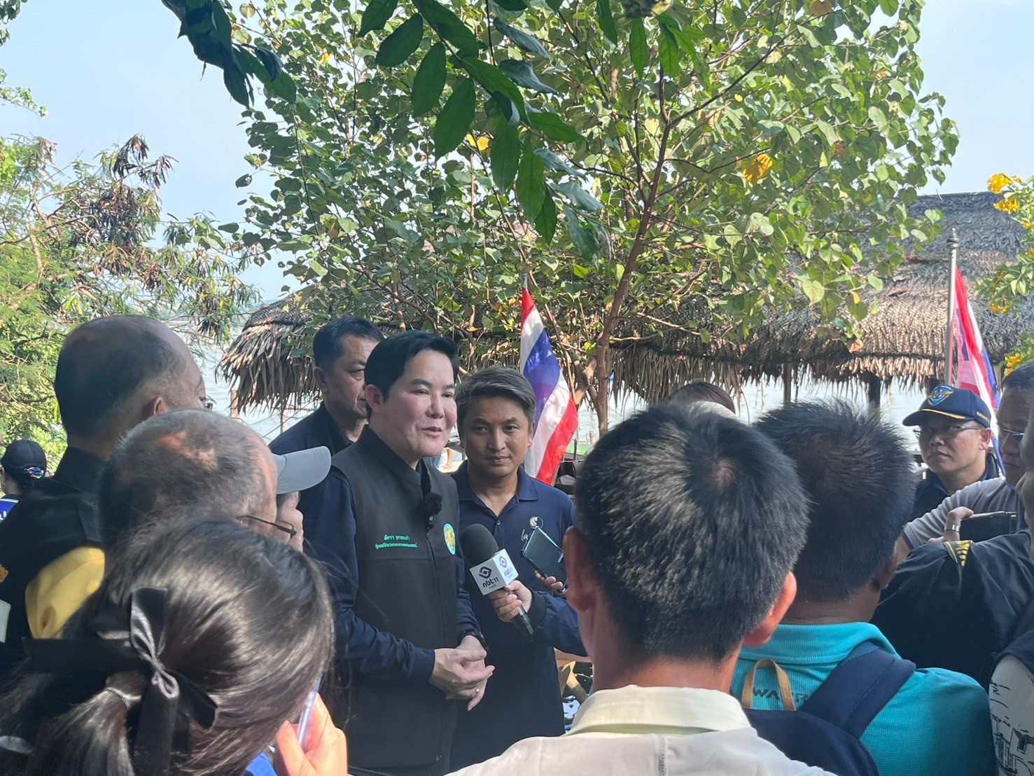 นายอัครา พรหมเผ่า รัฐมนตรีช่วยว่าการกระทรวงเกษตรและสหกรณ์ ลงพื้นที่ตรวจเยี่ยมผู้เลี้ยงปลากระพงสามน้ำทะเลสาบสงขลา