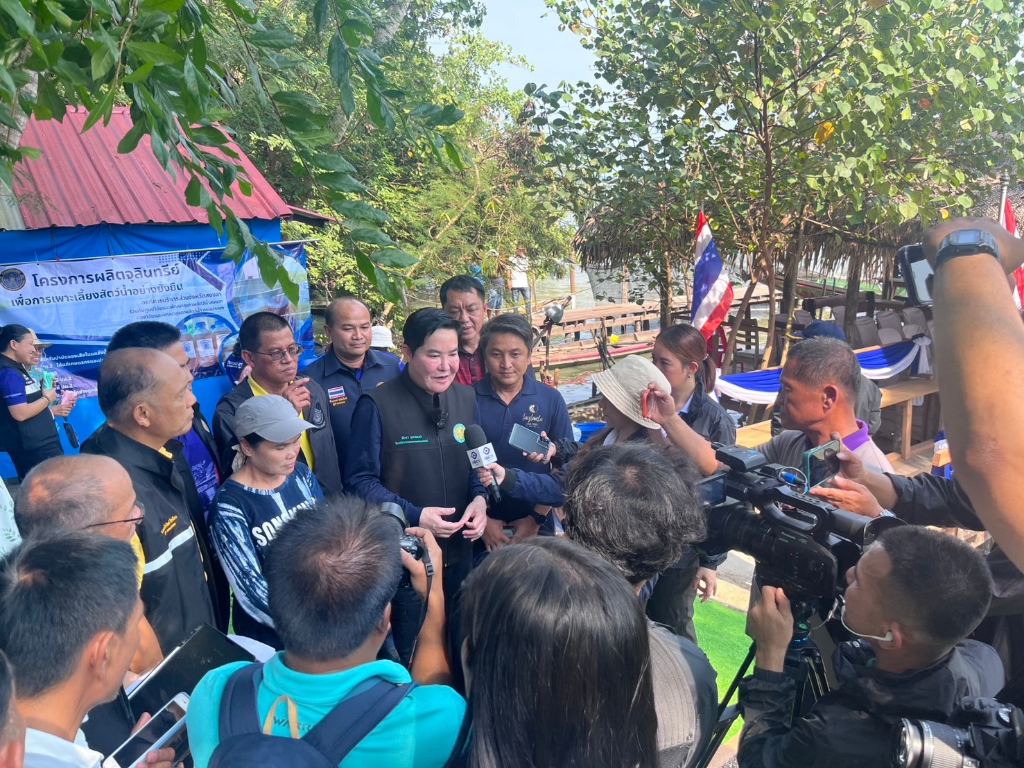 นายอัครา พรหมเผ่า รัฐมนตรีช่วยว่าการกระทรวงเกษตรและสหกรณ์ ลงพื้นที่ตรวจเยี่ยมผู้เลี้ยงปลากระพงสามน้ำทะเลสาบสงขลา