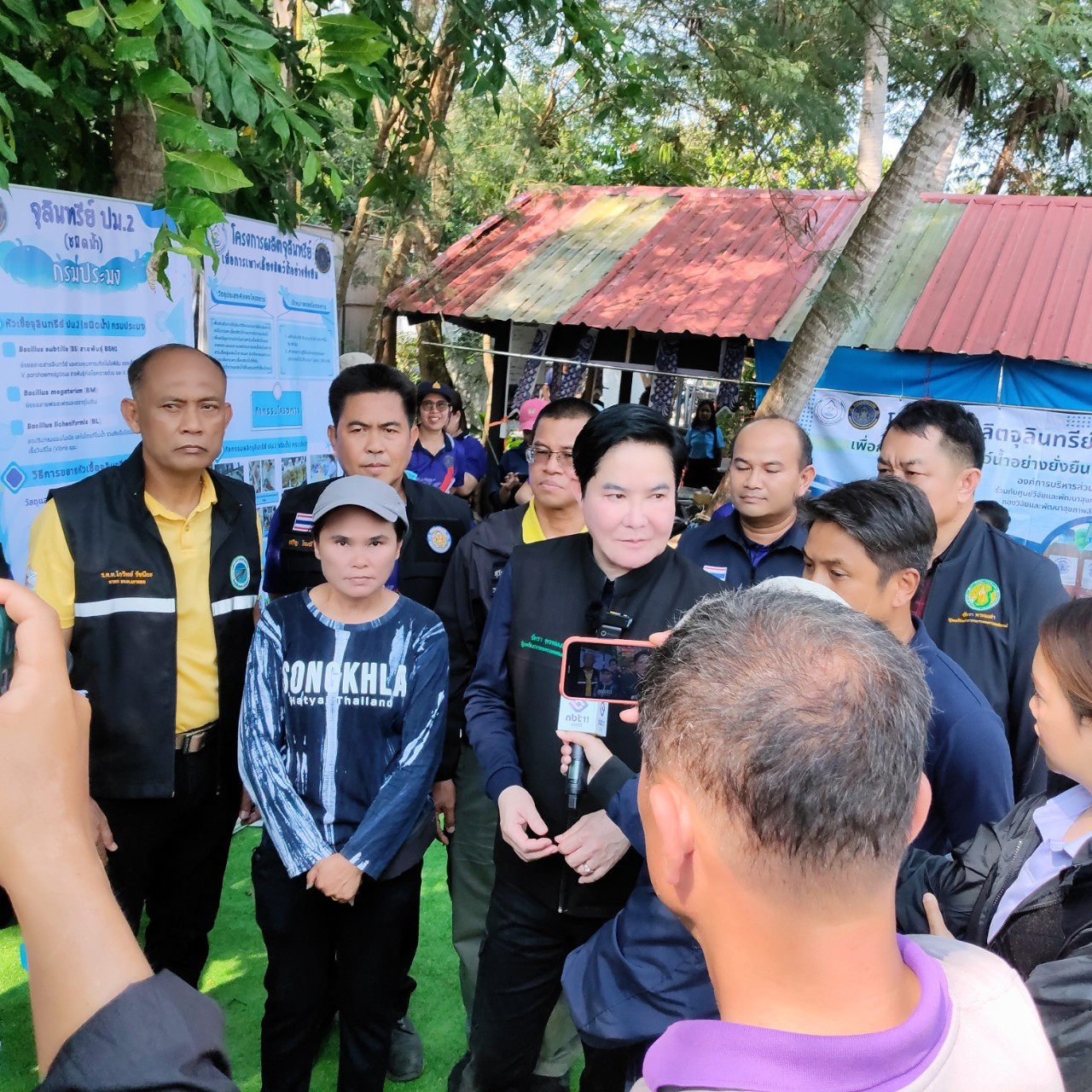 นายอัครา พรหมเผ่า รัฐมนตรีช่วยว่าการกระทรวงเกษตรและสหกรณ์ ลงพื้นที่ตรวจเยี่ยมผู้เลี้ยงปลากระพงสามน้ำทะเลสาบสงขลา