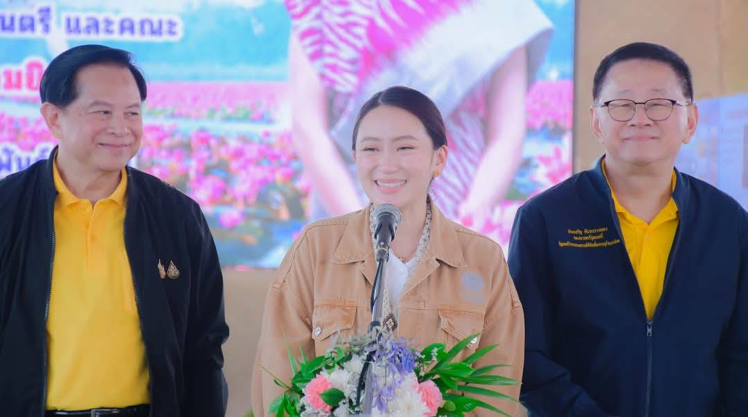 ประมงจังหวัดพัทลุง พร้อมด้วย เจ้าหน้าที่สังกัดกรมประมง ต้อนรับ นางสาวแพทองธาร ชินวัตร นายกรัฐมนตรีและคณะรัฐมนตรี   อธิบดีกรมประมง เข้าเยี่ยมบูธนิทรรศการเที่ยวชุมชนยลวิถีบ้านทะเลน้อย   บริเวณเขตห้ามล่าสัตว์ป่าทะเลน้อย ณ จุดชมวิวทะเลน้อย หมู่ที่ 2  ตำบลพนางตุง อำเภอควนขนุน จังหวัดพัทลุง..คลิก