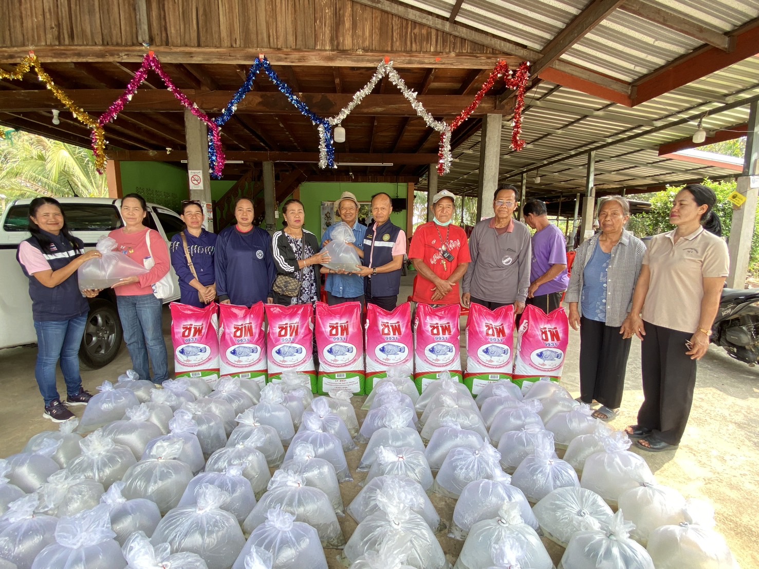ประมงจังหวัดเพชรบูรณ์ ส่งมอบปัจจัยการผลิตด้านประมง  โครงการพัฒนาเกษตรกรรมยั่งยืน