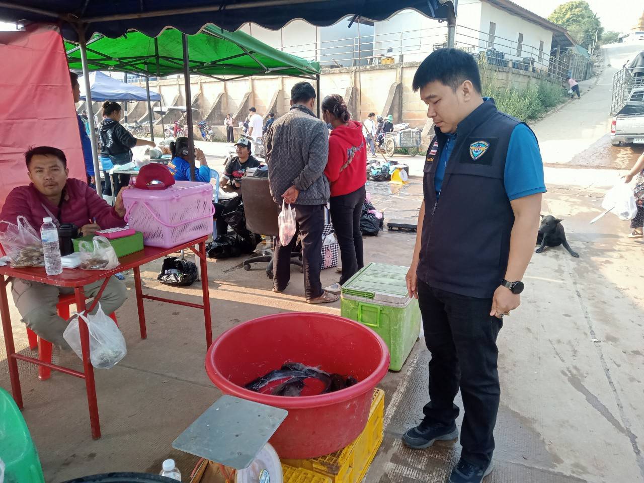 เจ้าหน้าที่ศูนย์บริหารจัดการด่านตรวจประมง เขต 1 (เชียงราย) ตรวจสอบสินค้าประมงส่งออกไปยังสาธารณรัฐประชาธิปไตยประชาชนลาว..คลิก