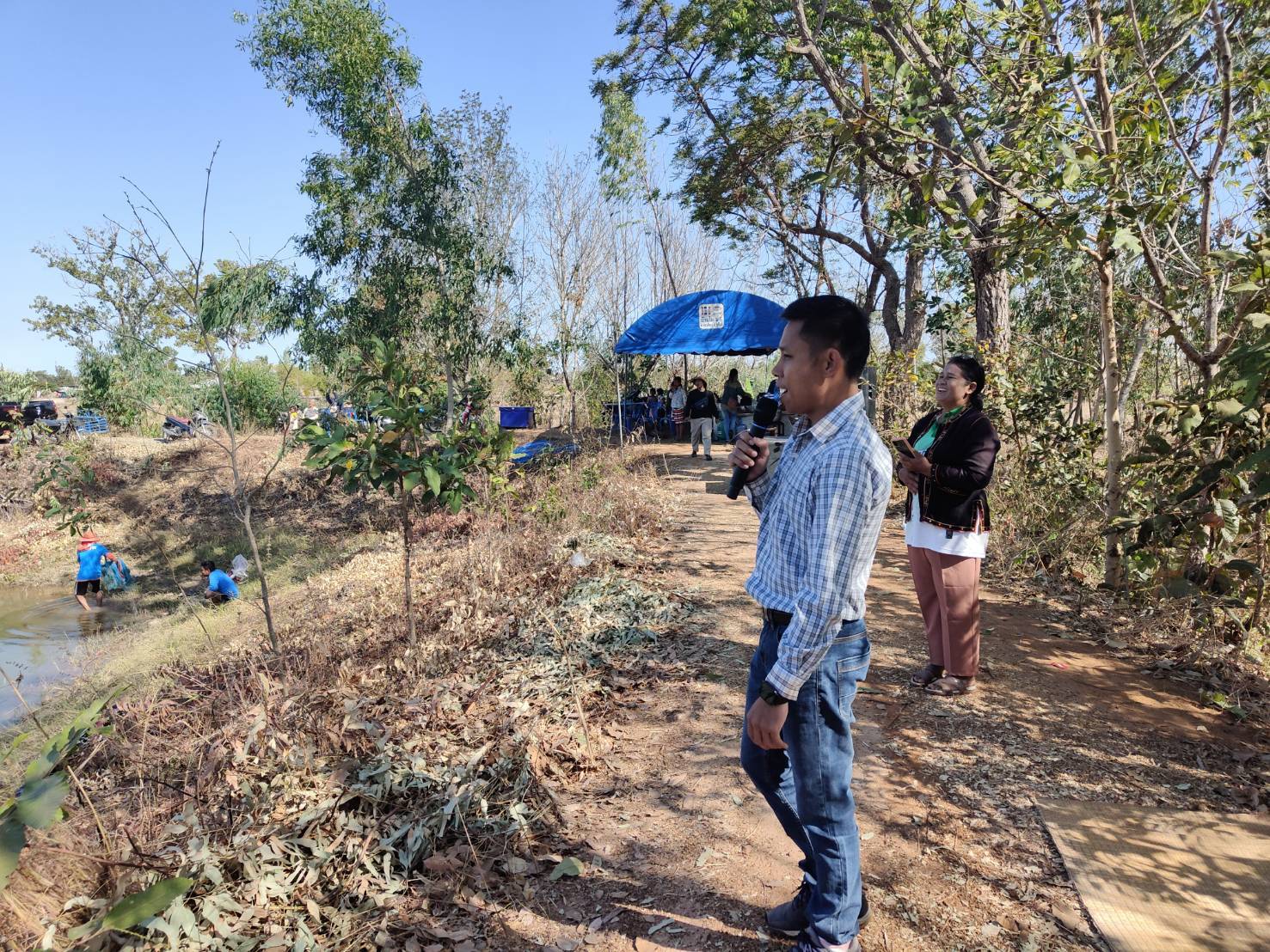 เปิดกิจกรรมลงหนองทอดแหจับปลา ณ หนองไผ่