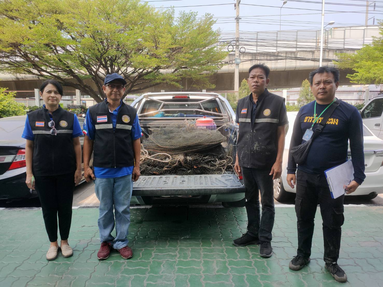 วันที่ 20 กุมภาพันธ์ 2568  นายกฤษณุพันธ์ โกเมนไปรรินทร์ ประมงจังหวัดปทุมธานี มอบหมายให้ นายศุภโชค แทรกสุข หัวหน้ากลุ่มบริหารจัดการด้านการประมง พร้อมด้วยนางวาสนา จันทร์แจ่มใส ประมงอำเภอคลองหลวง นายอังคาร แก้วสถิตย์ ประมงอำเภอสามโคก และนายเชษฐ์  ธนเศรษฐ์ เจ้าพนักงานประมงชำนาญงาน ลงพื้นที่ตรวจจับเครื่องมือประมงที่ผิดกฏหมายบริเวณคลองสอง และคลองสาม อำเภอคลองหลวง ผลปรากฏว่า พบเครื่องมือทำการประมงผิดกฎหมาย ได้แก่ อวนประกอบกางกั้นทางเดินสัตว์น้ำ จำนวน 2 ผืน และลอบพับได้ (คอนโด, ไอ้โง่) จำนวน 1 ปาก ในพื้นที่หมู่ 14 ตำบลคลองสอง แต่ไม่พบผู้กระทำความผิด จึงได้ตรวจยึดเครื่องมือดังกล่าว รวม 2 รายการ และได้ลงบันทึกประจำวัน ที่สถานีตำรวจภูธรอำเภอคลองหลวงจังหวัดปทุมธานี ไว้เป็นหลักฐานเรียบร้อยแล้ว