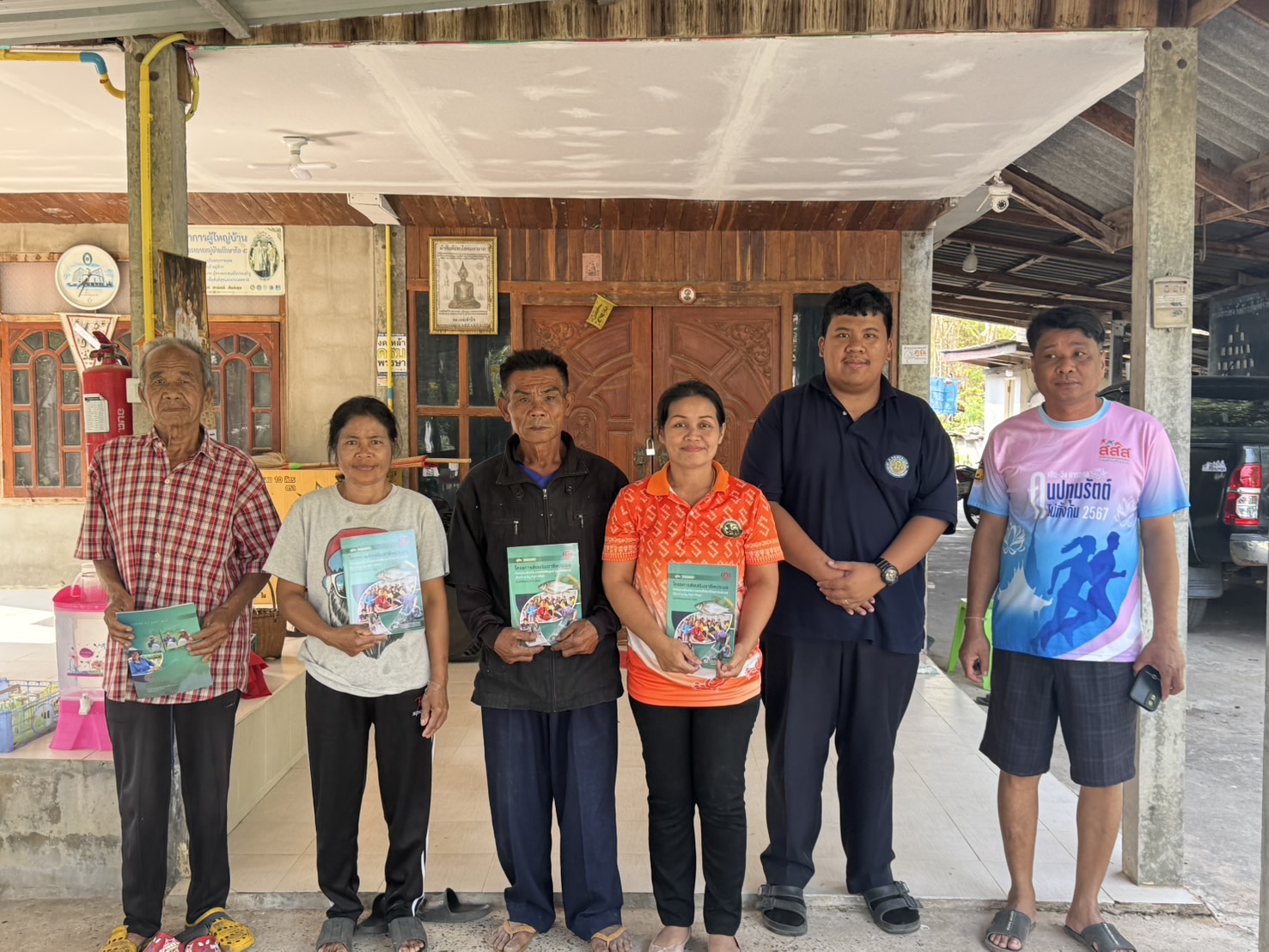 คำแนะนำ ถ่ายทอดให้ความรู้ด้านการเพาะเลี้ยงสัตว์น้ำ ครั้งที่ 1 โดยให้คำแนะนำเรื่องการเตรียมบ่อเลี้ยงสัตว์น้ำ การจัดการฟาร์มที่ดี การสร้างอาหารธรรมชาติ การให้อาหารสัตว์น้ำ