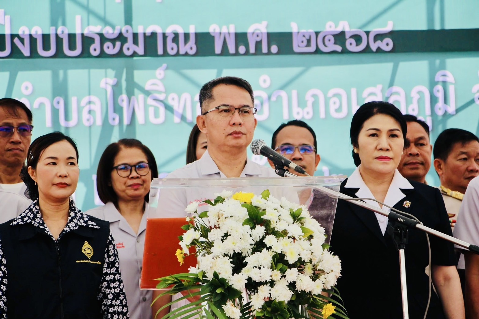 ร่วมโครงการจังหวัดร้อยเอ็ดเคลื่อนที่ บำบัดทุกข์ บำรุงสุข และสร้างรอยยิ้มให้ประชาชน ณ โรงเรียนบ้านนาโพธิ์ ตำบลโพธิ์ทอง อำเภอเสลภูมิ จังหวัดร้อยเอ็ด