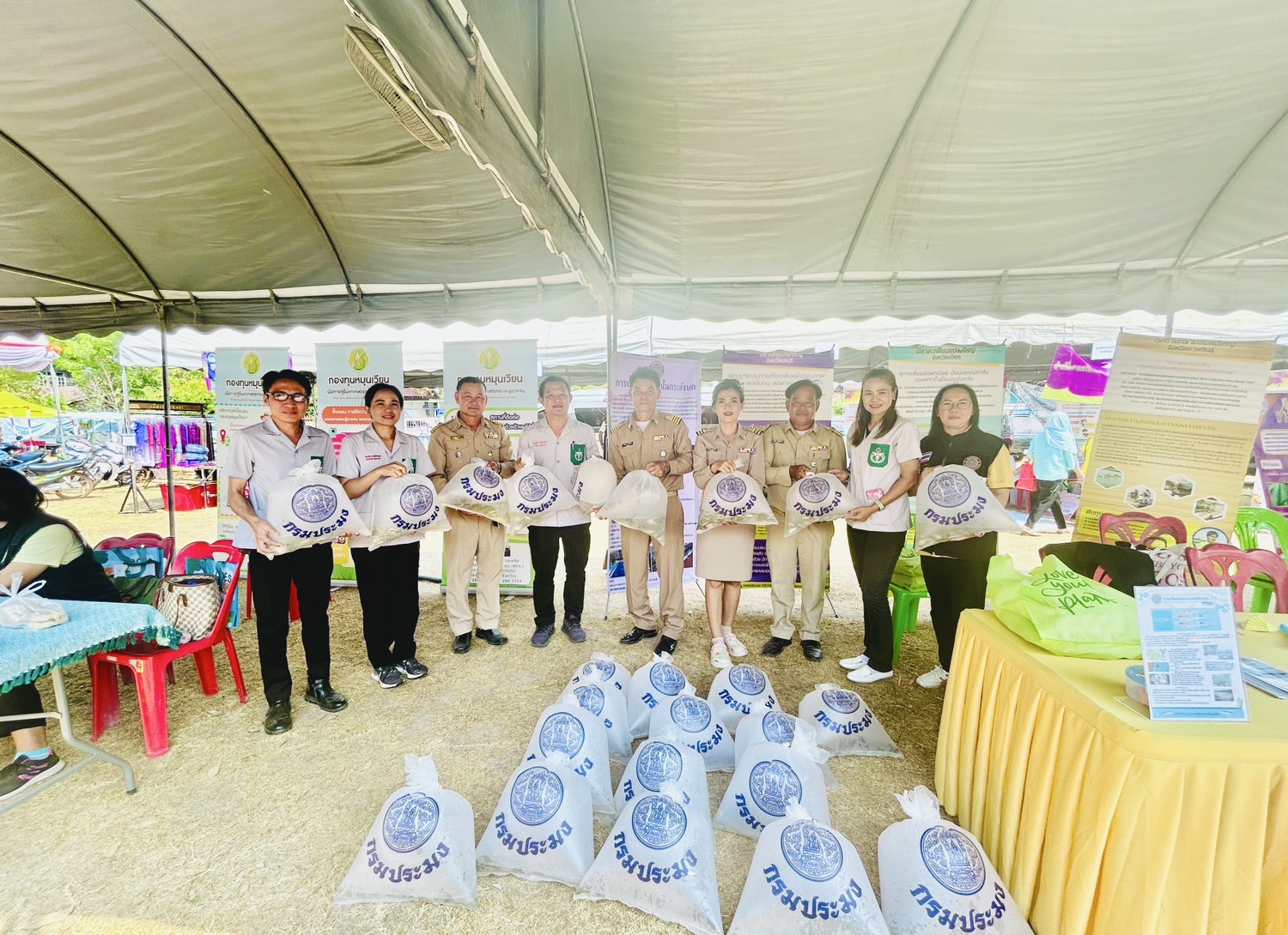 ร่วมโครงการจังหวัดร้อยเอ็ดเคลื่อนที่ บำบัดทุกข์ บำรุงสุข และสร้างรอยยิ้มให้ประชาชน ณ โรงเรียนบ้านนาโพธิ์ ตำบลโพธิ์ทอง อำเภอเสลภูมิ จังหวัดร้อยเอ็ด