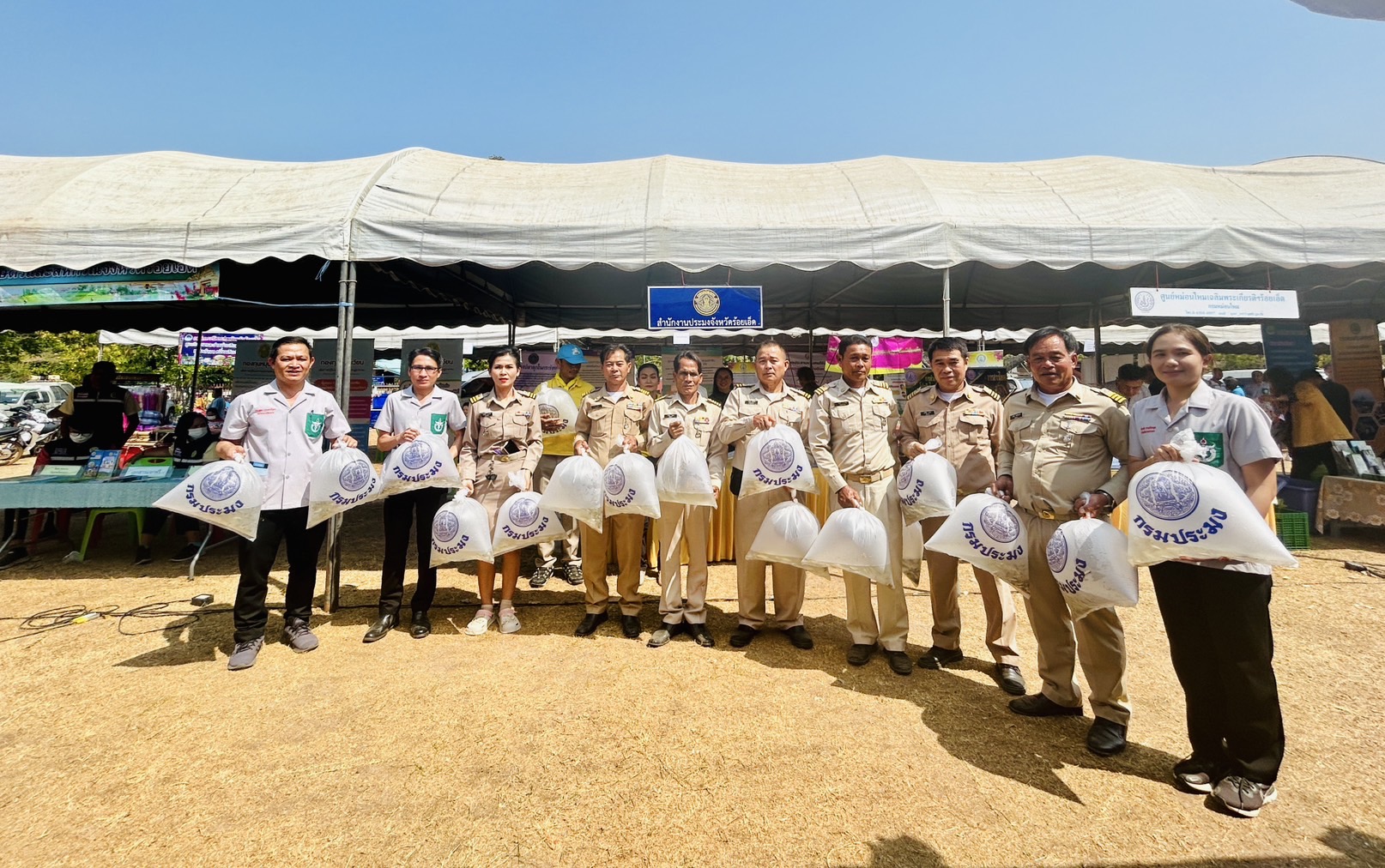 ร่วมโครงการจังหวัดร้อยเอ็ดเคลื่อนที่ บำบัดทุกข์ บำรุงสุข และสร้างรอยยิ้มให้ประชาชน ณ โรงเรียนบ้านนาโพธิ์ ตำบลโพธิ์ทอง อำเภอเสลภูมิ จังหวัดร้อยเอ็ด