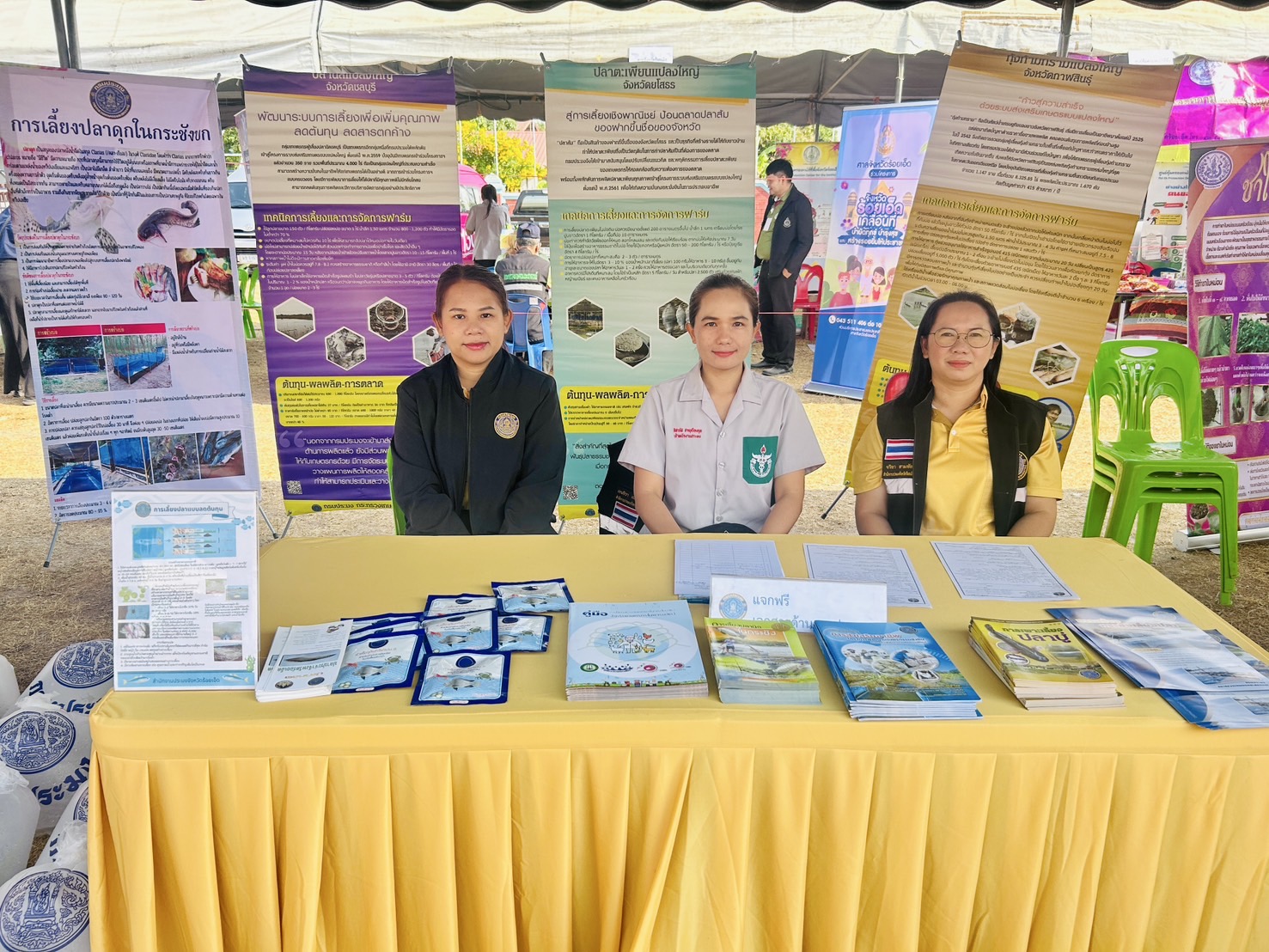 ร่วมโครงการจังหวัดร้อยเอ็ดเคลื่อนที่ บำบัดทุกข์ บำรุงสุข และสร้างรอยยิ้มให้ประชาชน ณ โรงเรียนบ้านนาโพธิ์ ตำบลโพธิ์ทอง อำเภอเสลภูมิ จังหวัดร้อยเอ็ด