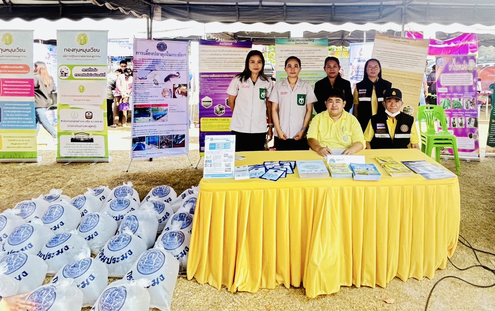 ร่วมโครงการจังหวัดร้อยเอ็ดเคลื่อนที่ บำบัดทุกข์ บำรุงสุข และสร้างรอยยิ้มให้ประชาชน ณ โรงเรียนบ้านนาโพธิ์ ตำบลโพธิ์ทอง อำเภอเสลภูมิ จังหวัดร้อยเอ็ด