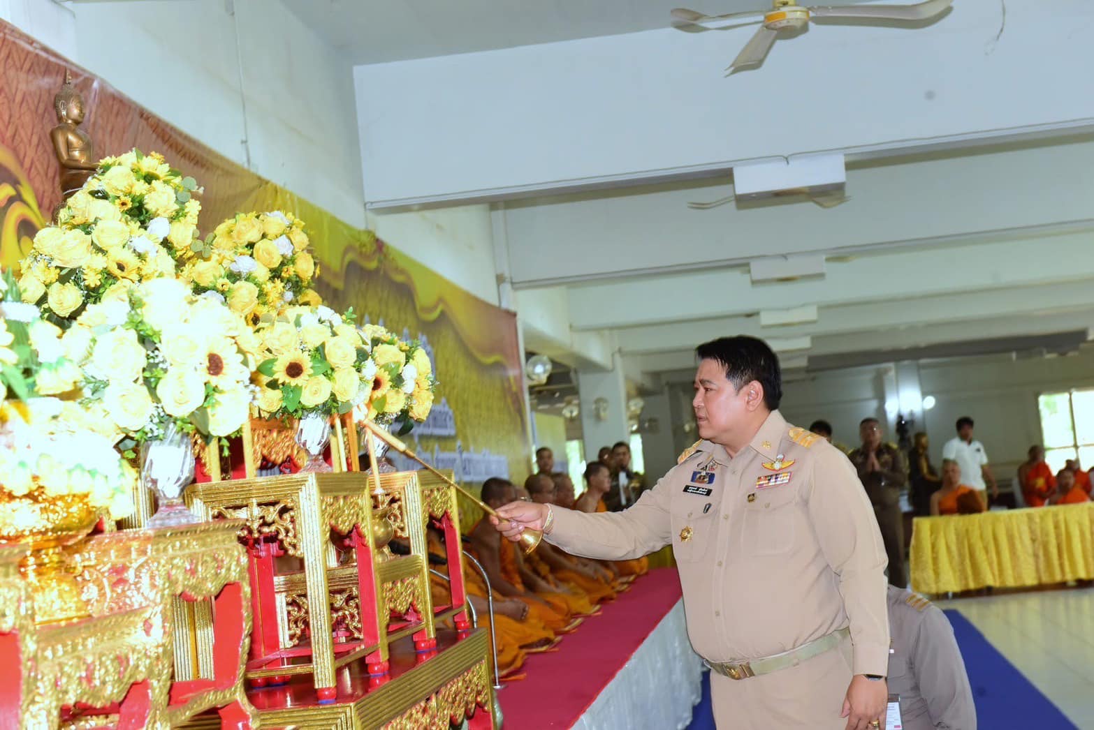 ร่วมพิธีถวายภัตตาหารเพล พระราชทานของพระบาทสมเด็จพระเจ้าอยู่หัว แด่พระภิกษุ สามเณร ในการสอบบาลีสนามหลวง ครั้งที่ 1