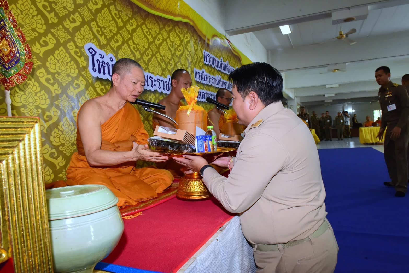 ร่วมพิธีถวายภัตตาหารเพล พระราชทานของพระบาทสมเด็จพระเจ้าอยู่หัว แด่พระภิกษุ สามเณร ในการสอบบาลีสนามหลวง ครั้งที่ 1