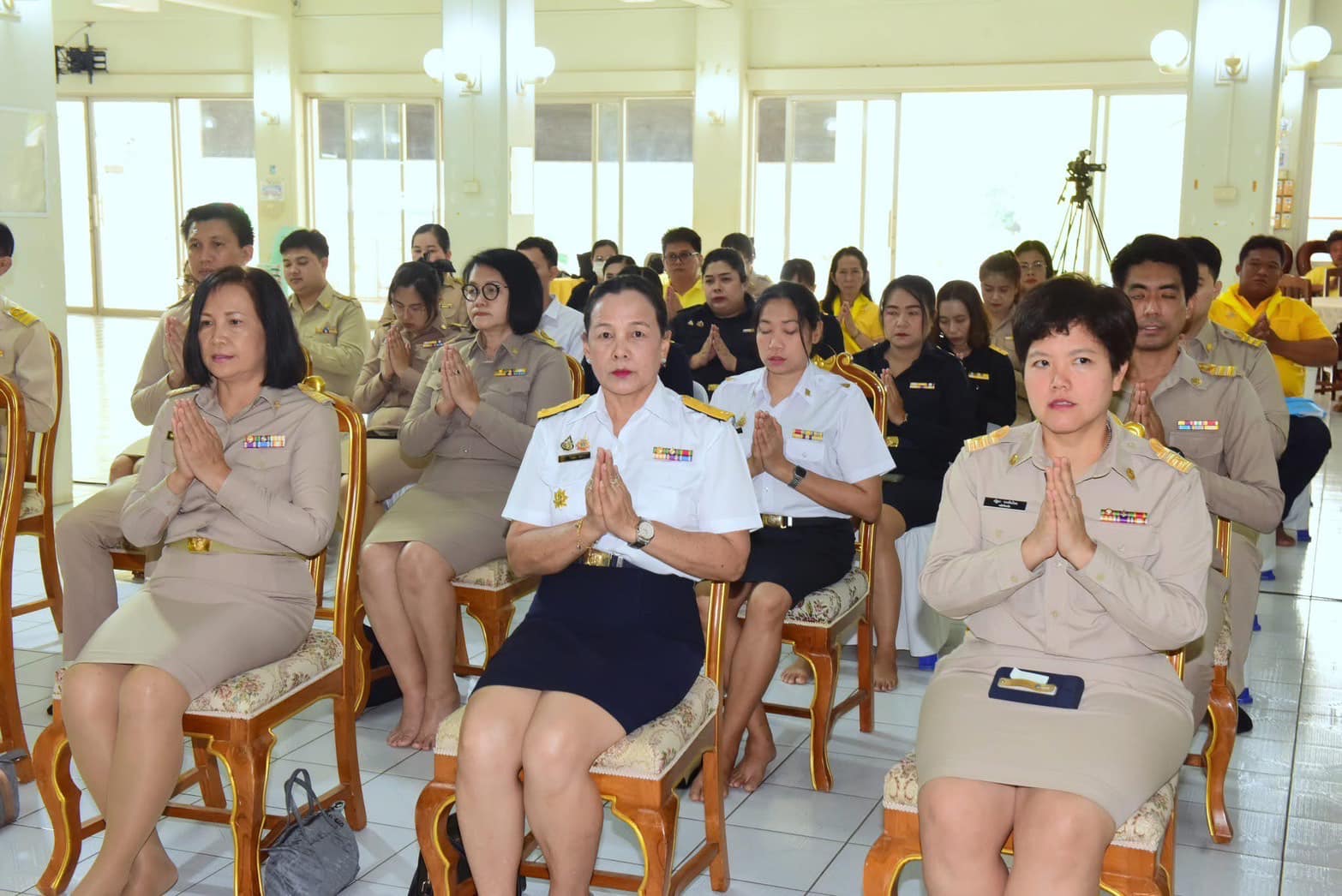 ร่วมพิธีถวายภัตตาหารเพล พระราชทานของพระบาทสมเด็จพระเจ้าอยู่หัว แด่พระภิกษุ สามเณร ในการสอบบาลีสนามหลวง ครั้งที่ 1