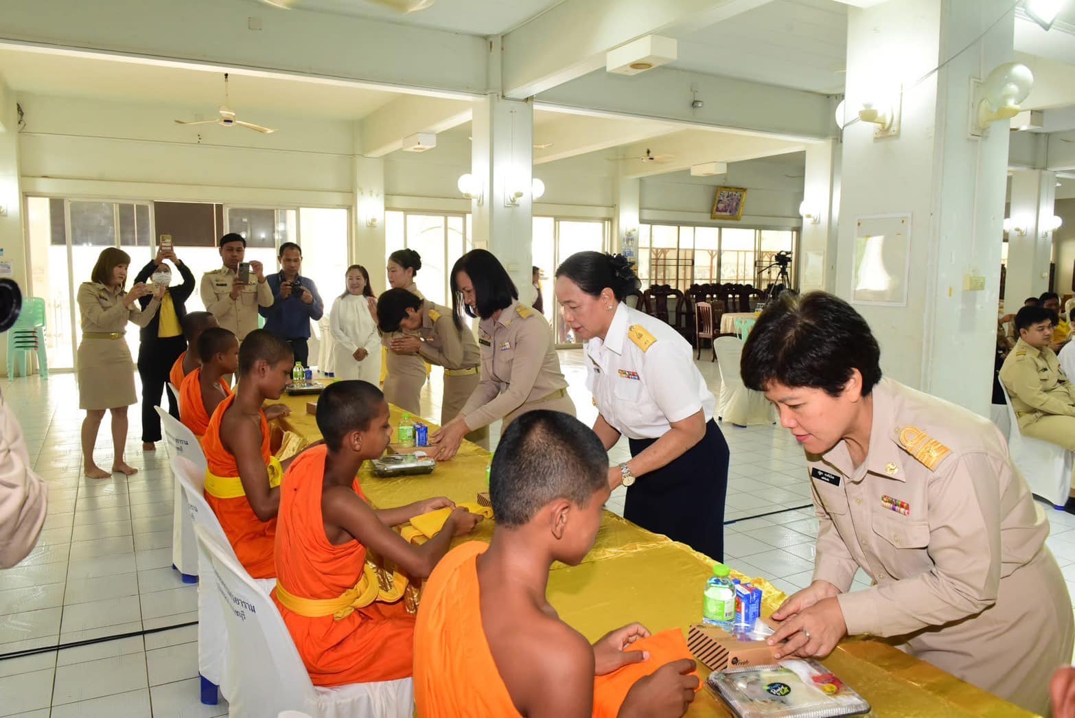 ร่วมพิธีถวายภัตตาหารเพล พระราชทานของพระบาทสมเด็จพระเจ้าอยู่หัว แด่พระภิกษุ สามเณร ในการสอบบาลีสนามหลวง ครั้งที่ 1