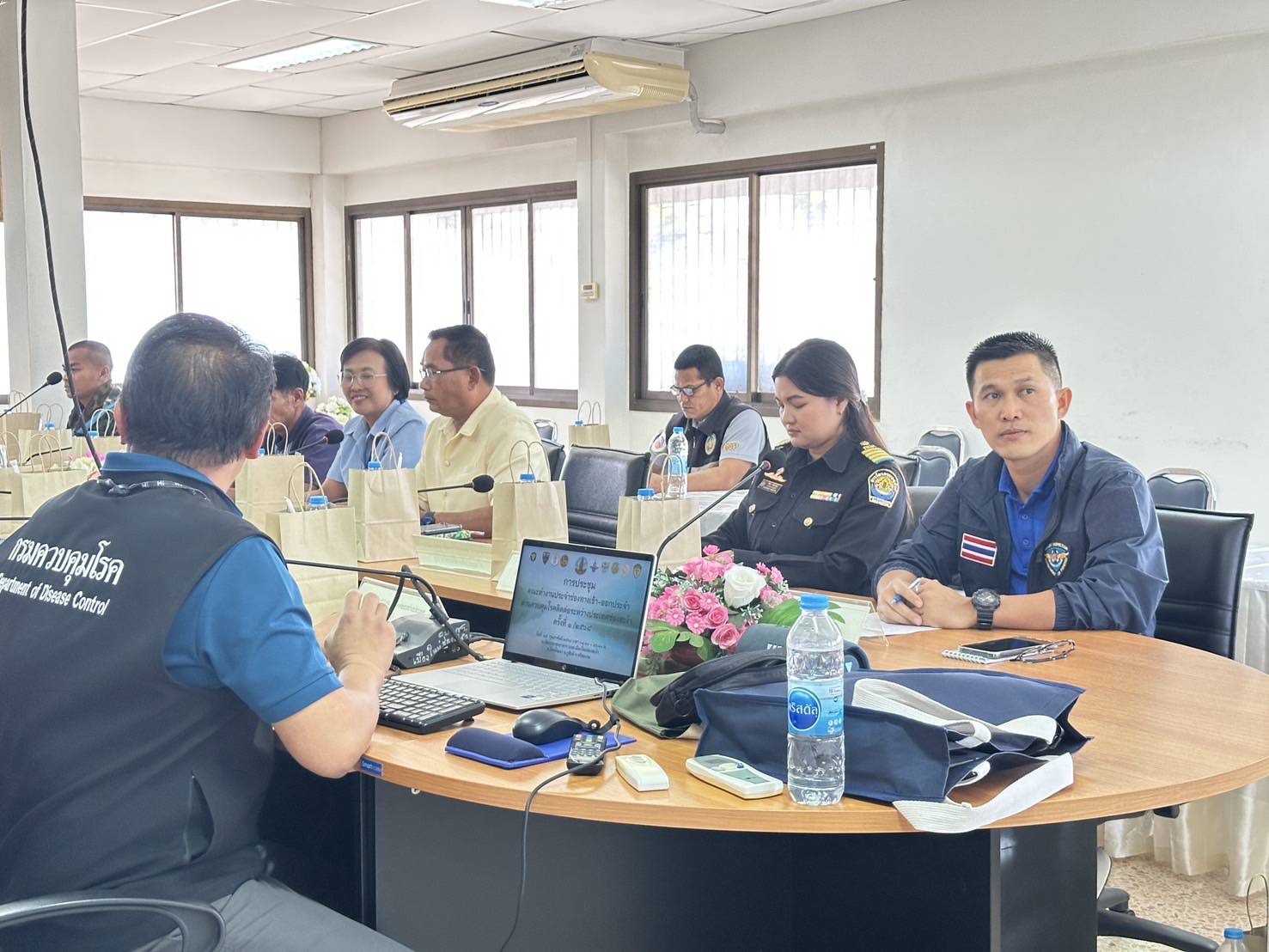 ประชุมคณะทำงานประจำช่องทางเข้าออกประจำด่านควบคุมโรคติดต่อระหว่างประเทศช่องสะงำ..คลิก