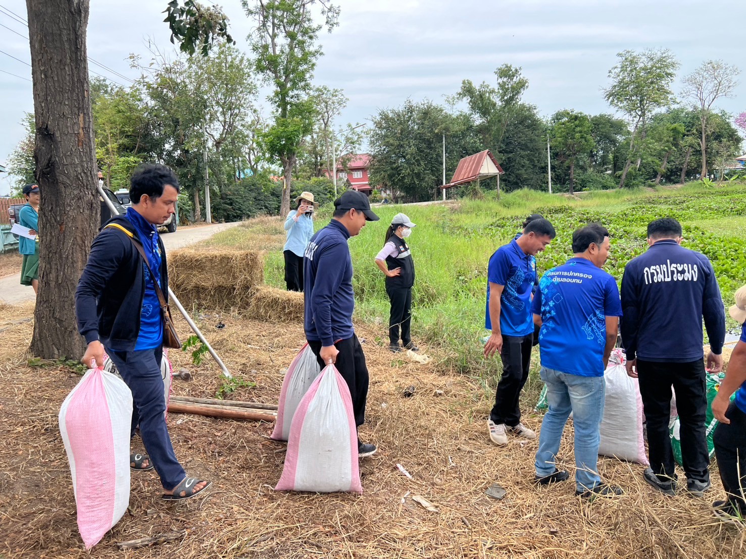 ร่วมสร้างแหล่งอาหารธรรมชาติ 2 แหล่งน้ำในอำเภอสามโก้ เพื่อเป็นการเตรียมความพร้อมของแหล่งน้ำก่อนปล่อยพันธุ์สัตว์น้ำตามโครงการบริหารจัดการทรัพยากรประมง