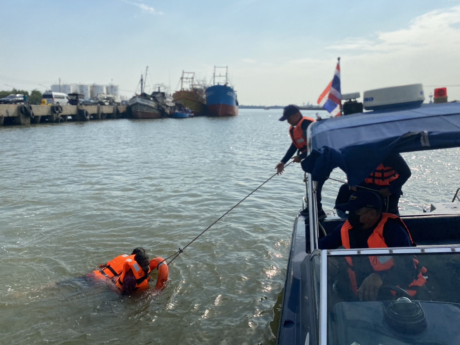 ให้การสนับสนุนในการฝึกอบรมเชิงปฏิบัติการ อาสาสมัครคนประจำเรือประมง หลักสูตรการปฐมพยาบาลเพื่อช่วยฟื้นคืนชีพ