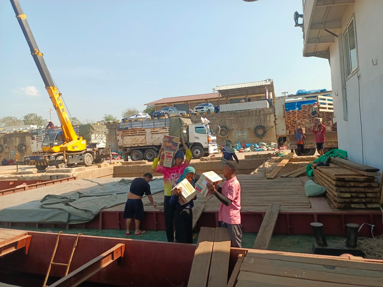 เจ้าหน้าที่ศูนย์บริหารจัดการด่านตรวจประมงเขต 1 (เชียงราย) ตรวจสอบสินค้าประมงส่งออกไปยังสาธารณรัฐประชาชนจีน
