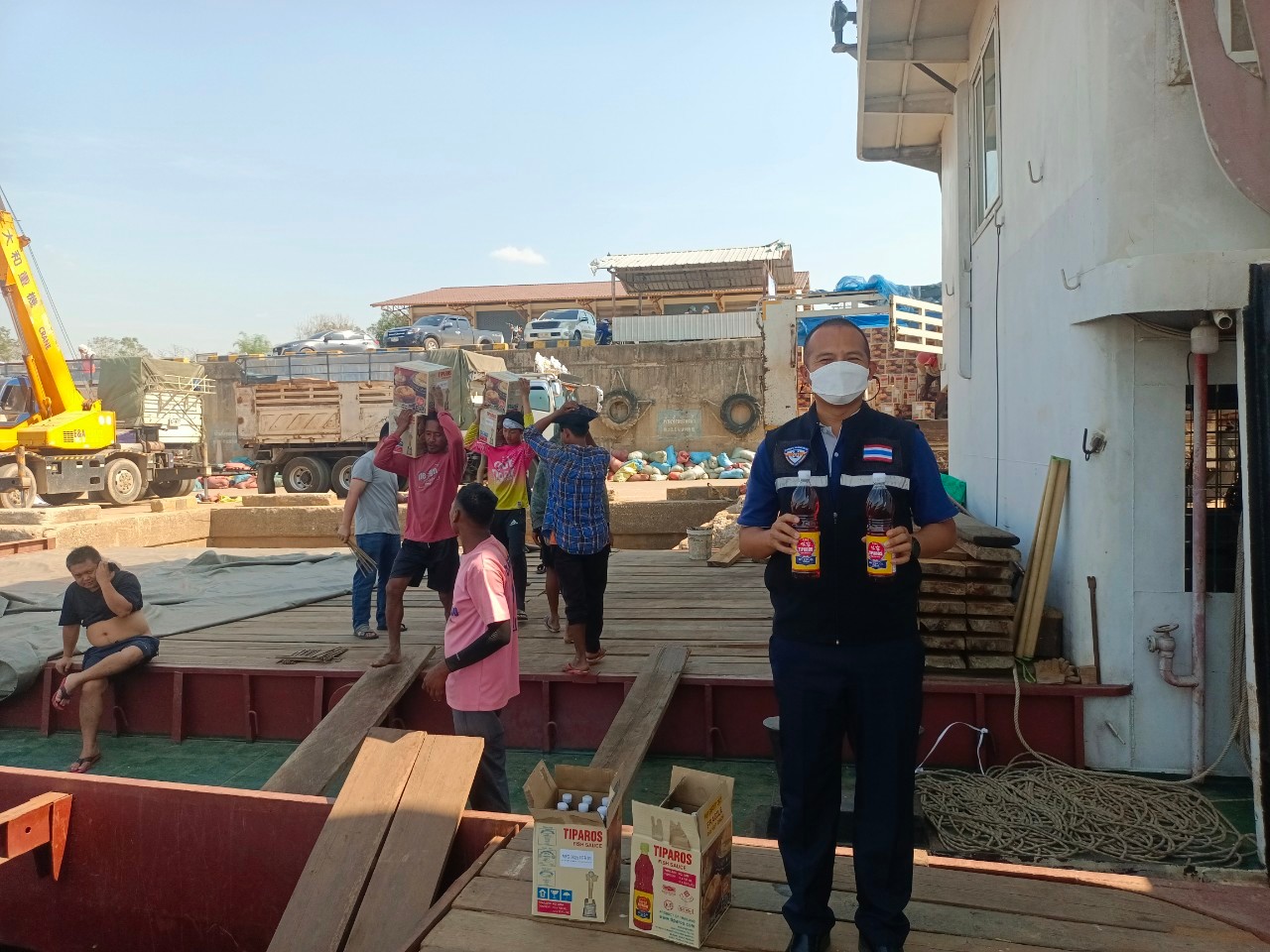 เจ้าหน้าที่ศูนย์บริหารจัดการด่านตรวจประมงเขต 1 (เชียงราย) ตรวจสอบสินค้าประมงส่งออกไปยังสาธารณรัฐประชาชนจีน