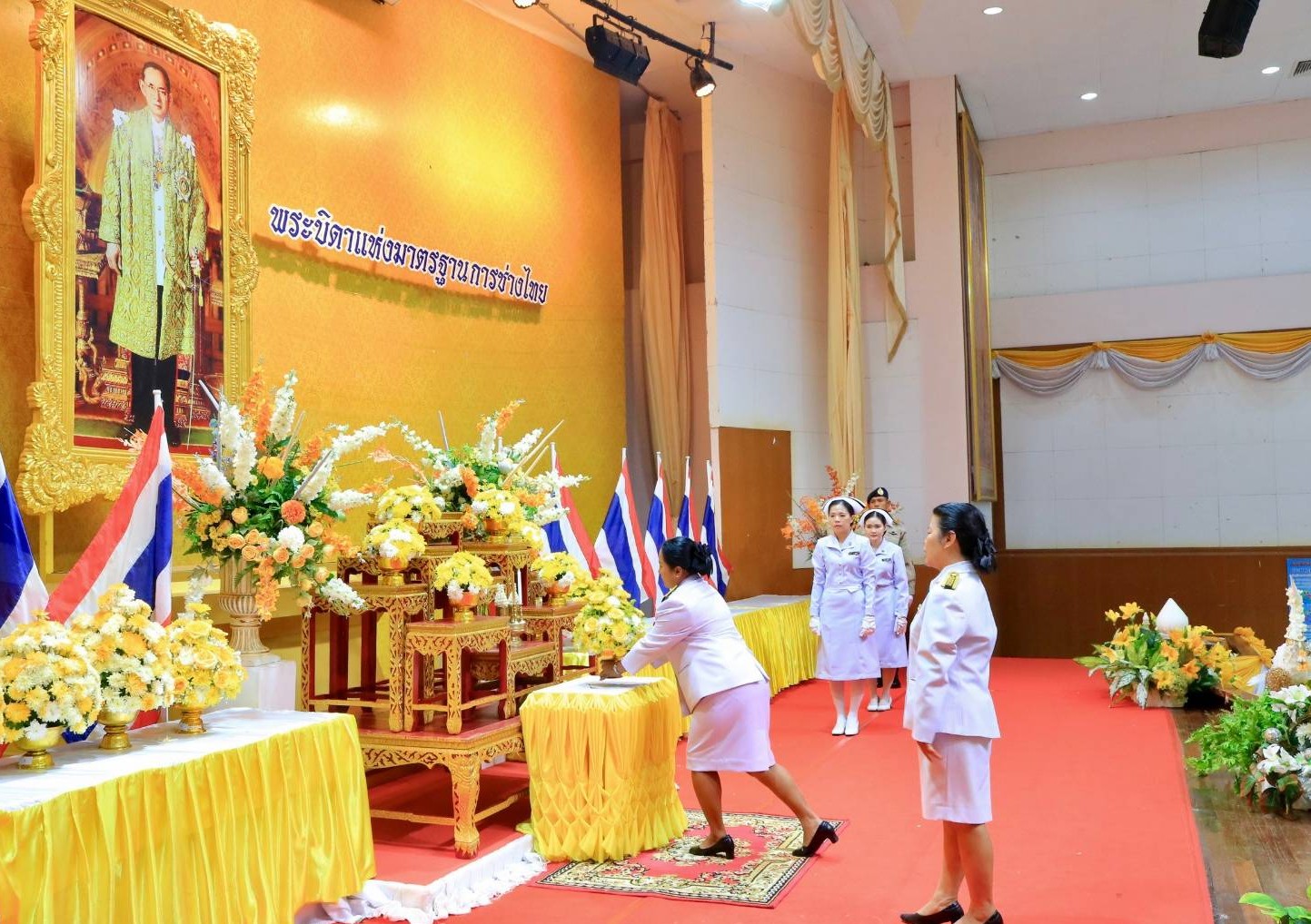ร่วมพิธีวางพานพุ่มดอกไม้สด  เนื่องในวันมาตรฐานฝีมือแรงงานแห่งชาติ ประจำปี 2568
