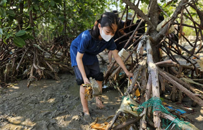 โรงเรียนนวมินทราชินูทิศ เบญจมราชาลัย (กรุงเทพมหานคร) ศึกษาดูงานศูนย์ศึกษาการพัฒนาอ่าวคุ้งกระเบนฯ..คลิก